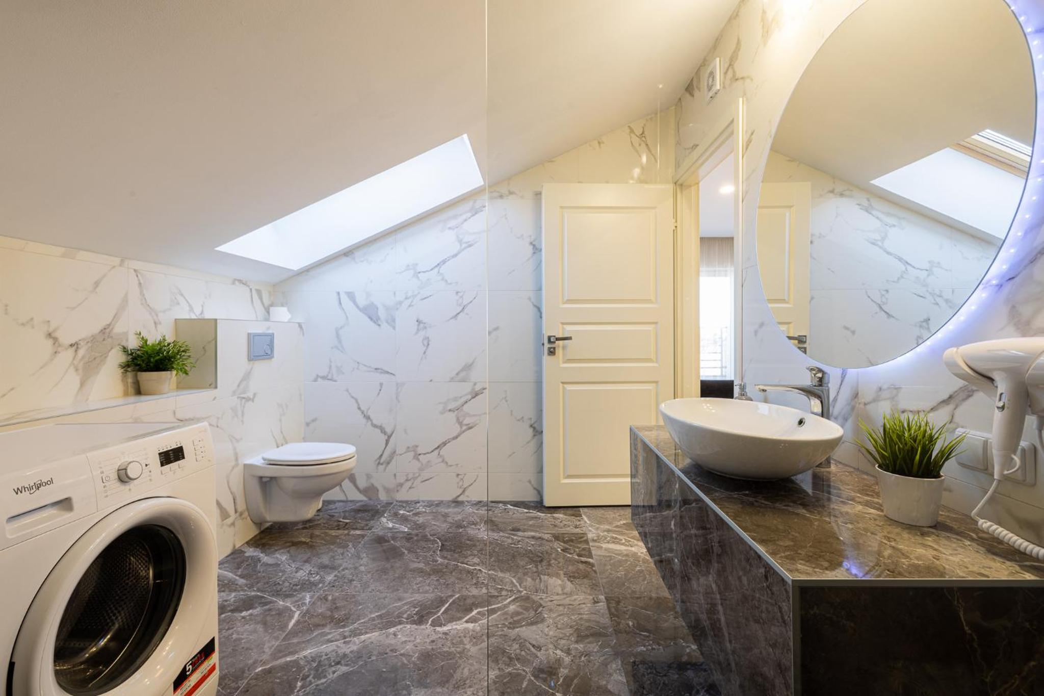 Suite with City View - Photo 8