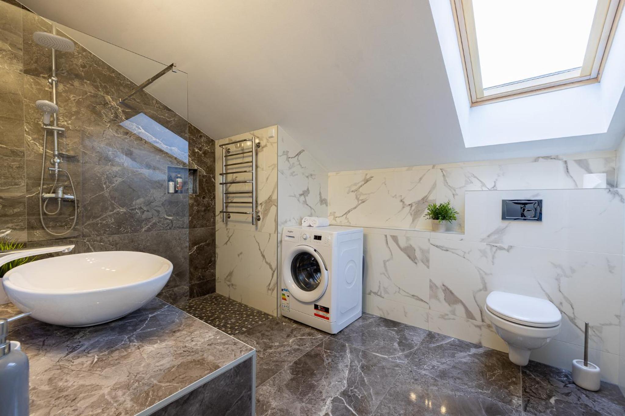 Suite with City View - Photo 7