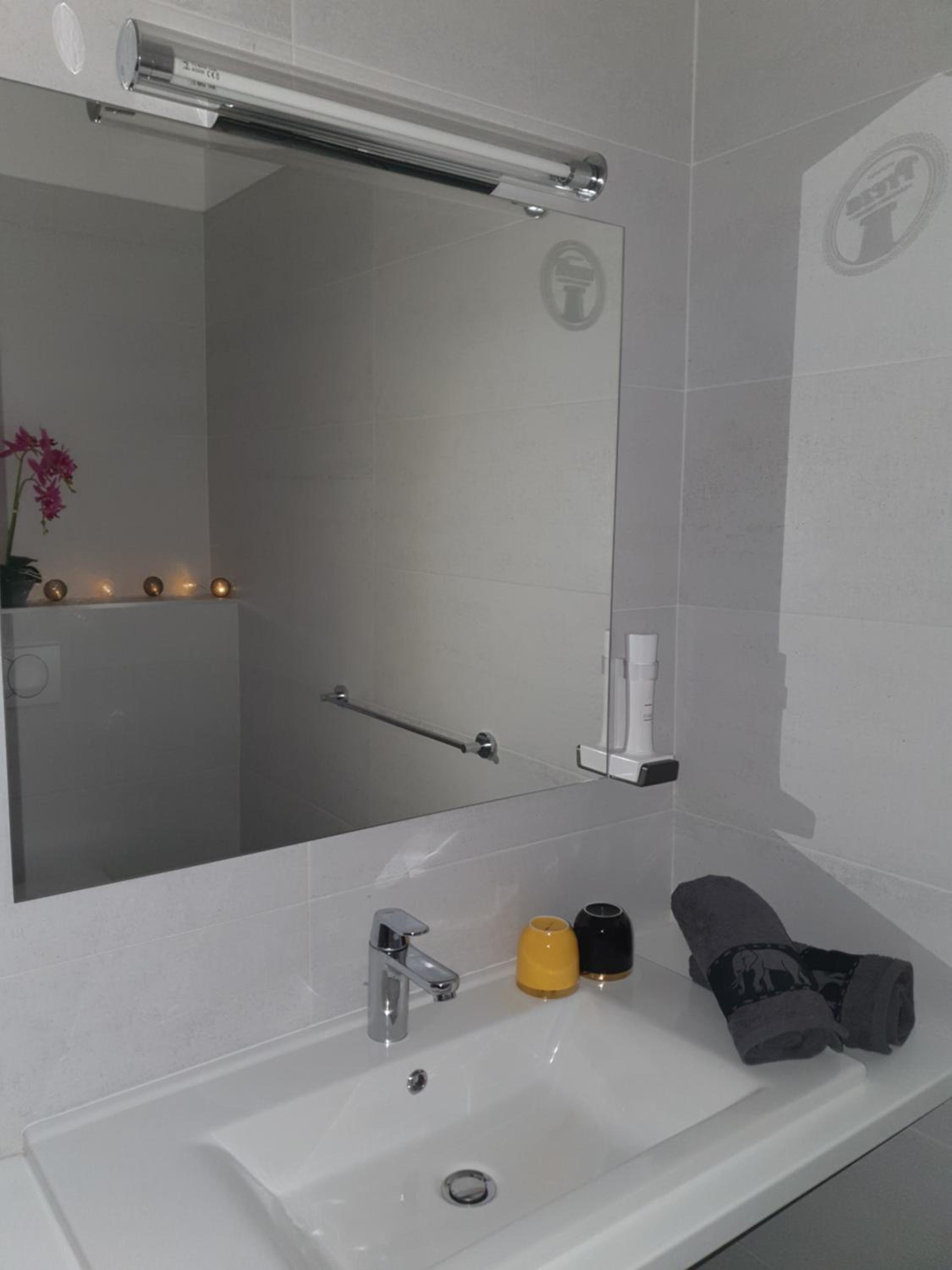 Double Room with City View - Photo 3