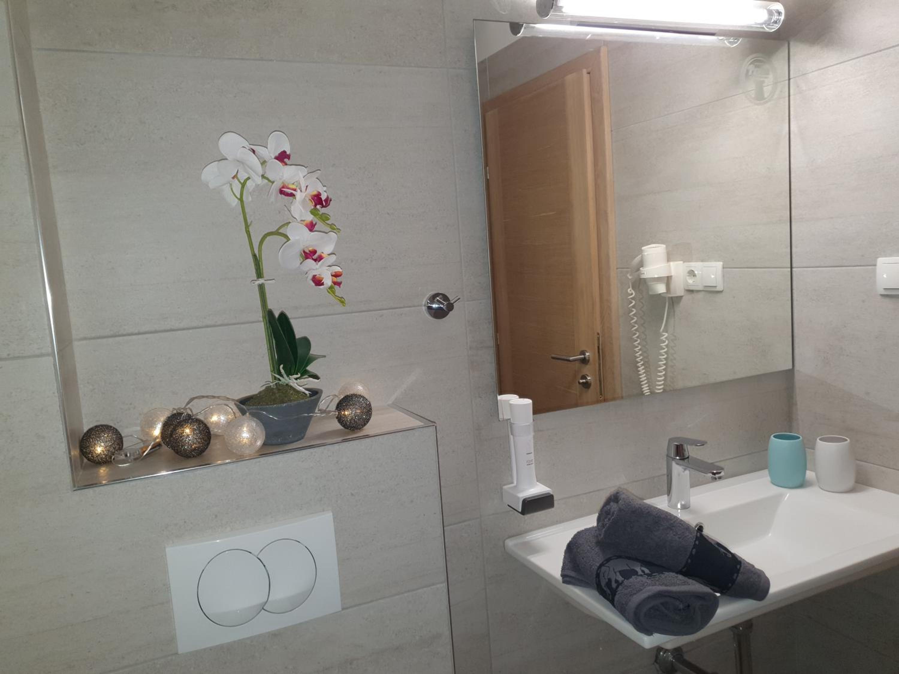 Deluxe Double Room with Balcony and Sea View - Photo 17