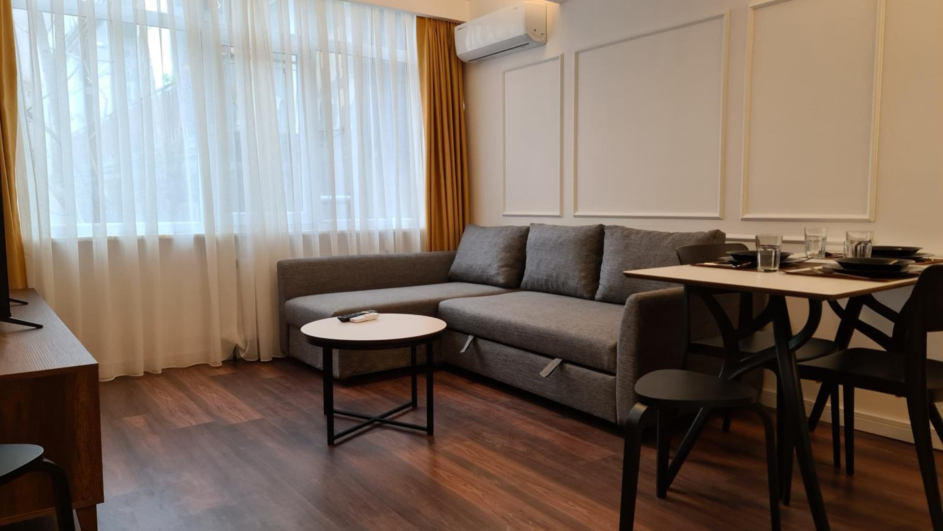 One-Bedroom Apartment photo 1
