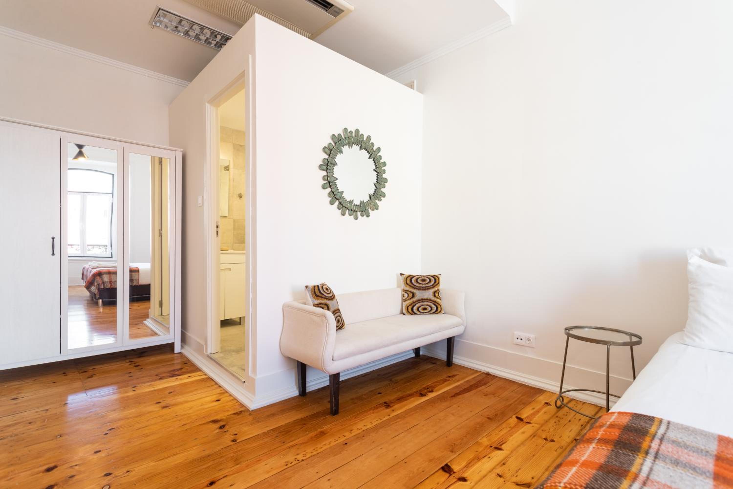 Double Room with Private Bathroom - Photo 12