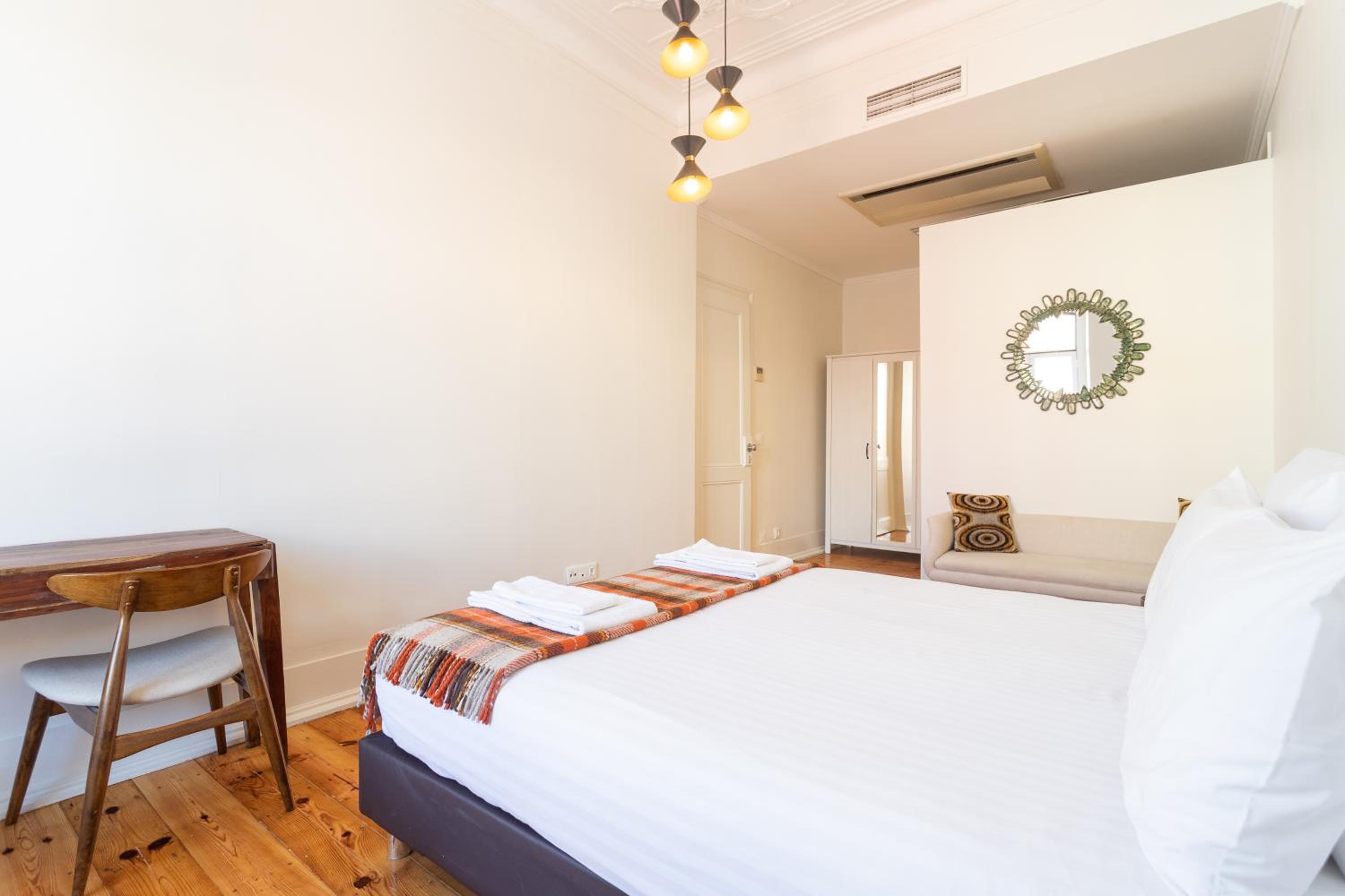Double Room with Private Bathroom - Photo 10