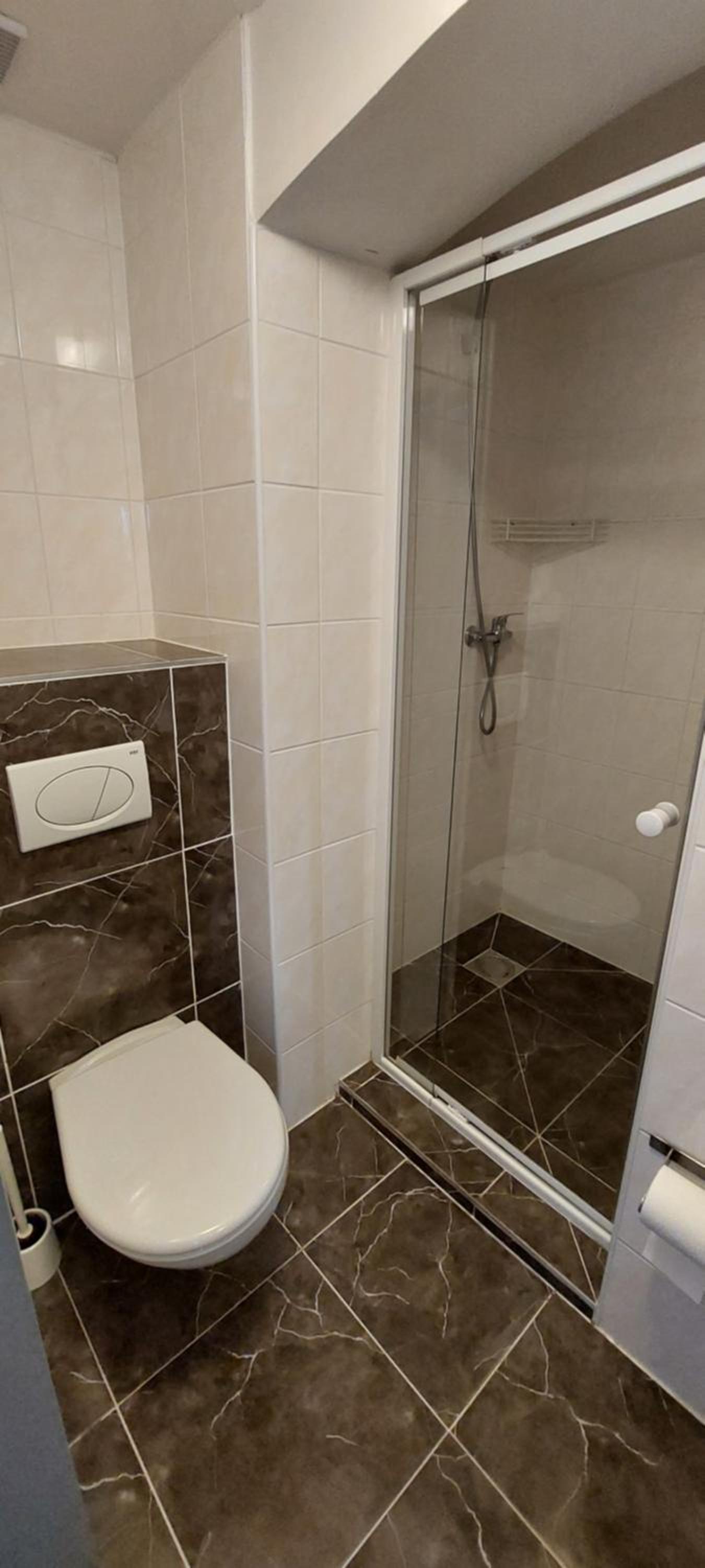 Large Family Room with Private Bathroom photo 1