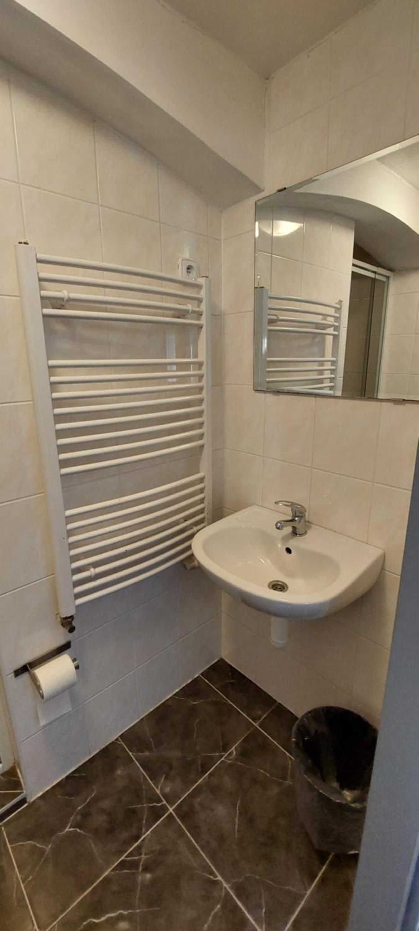 Large Family Room with Private Bathroom photo 2