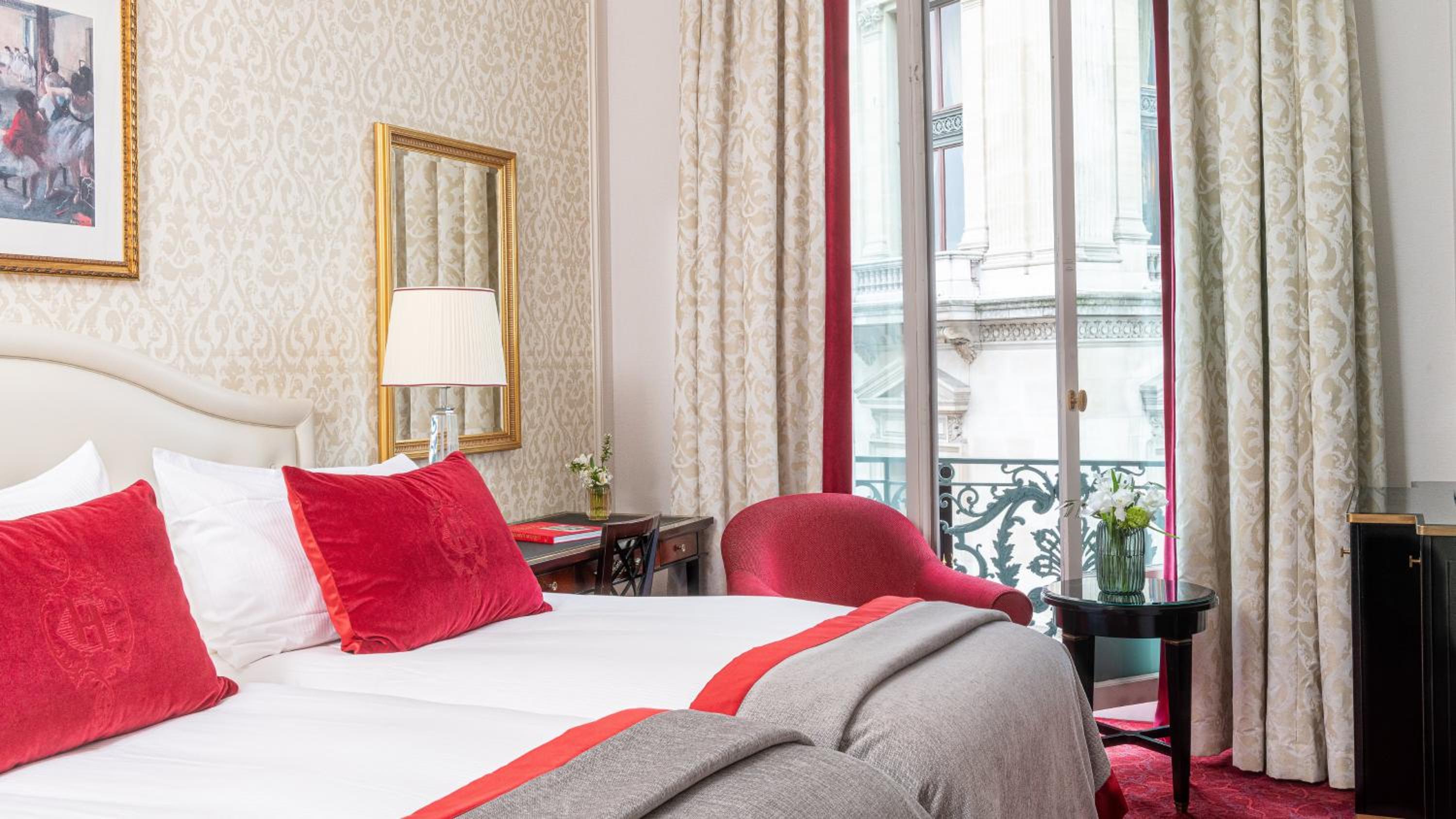 Classic Twin Room with Balcony and Opera View