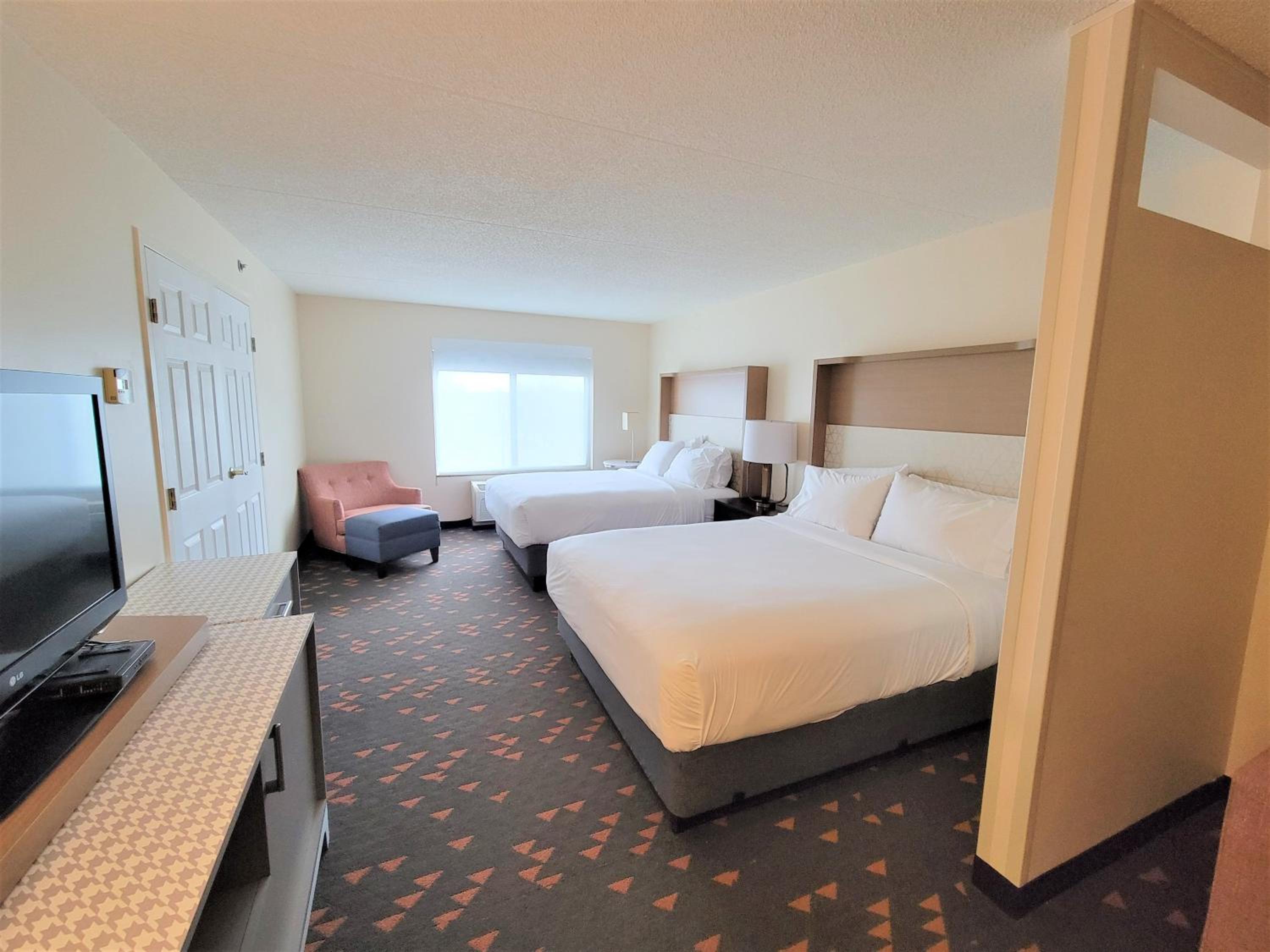 Two-Bedroom Suite - Photo 6