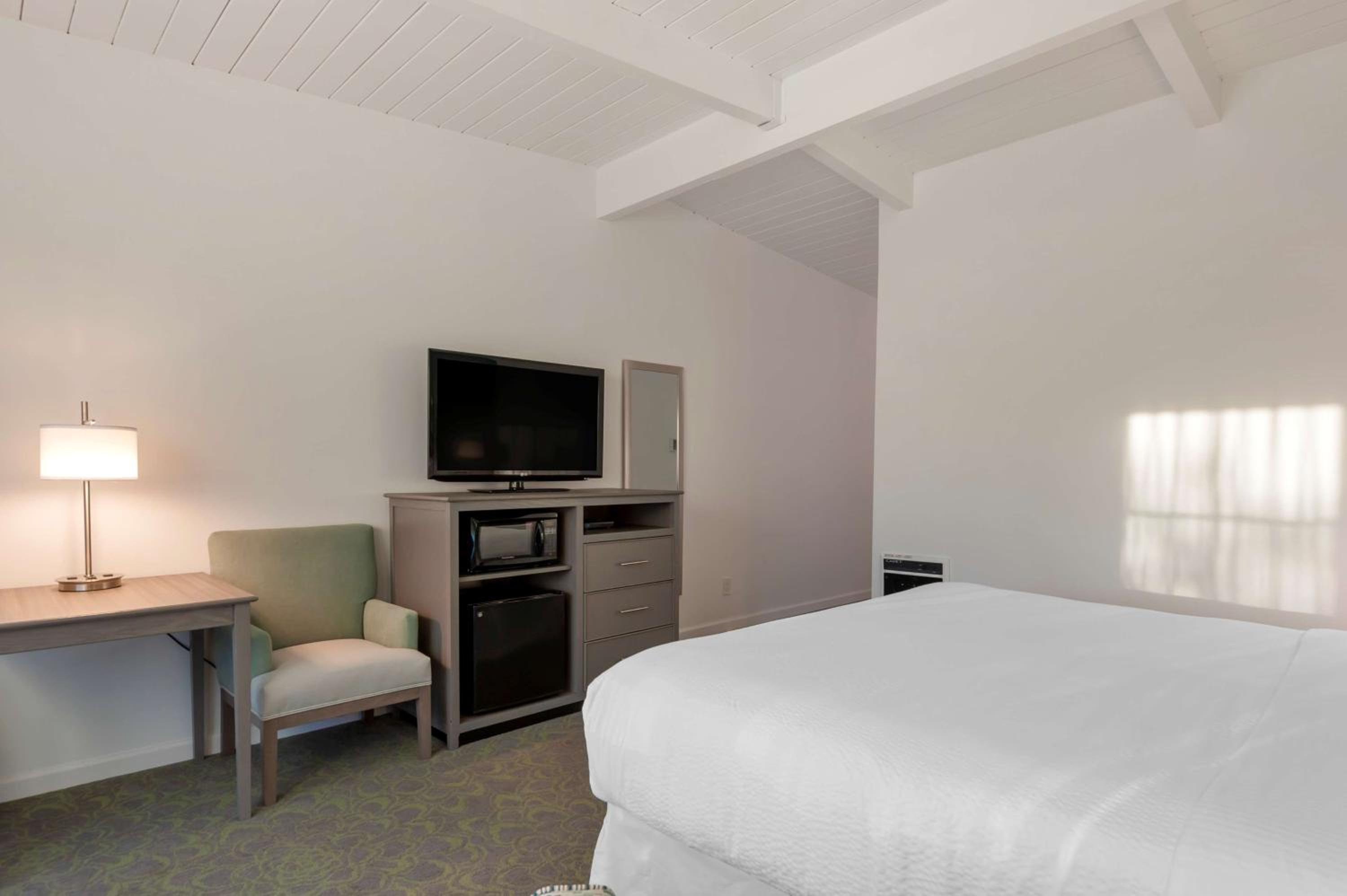 King Room - Non Smoking - Photo 8