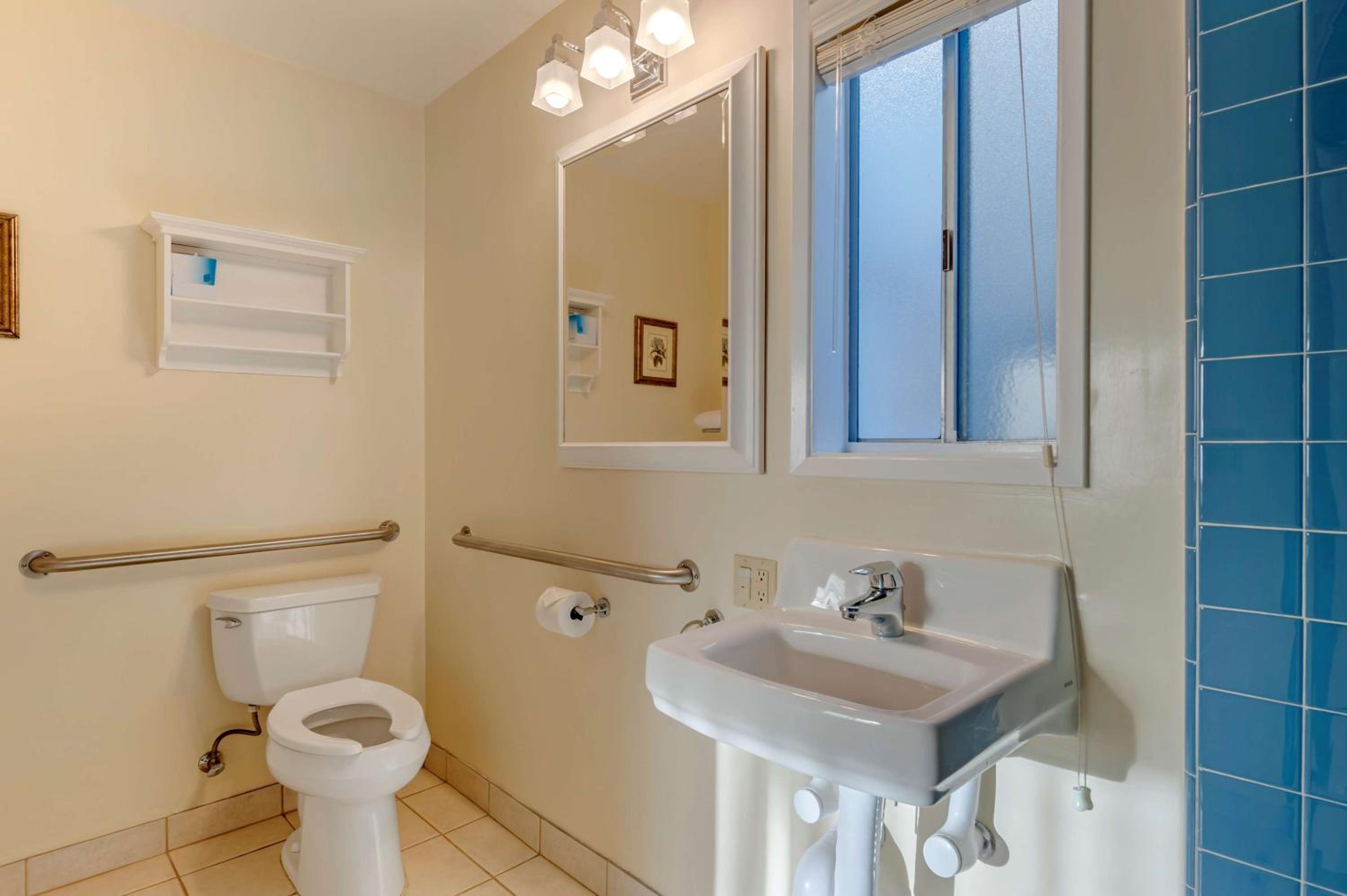 Queen Room with Roll-in Shower - Mobility Accessible - Photo 3