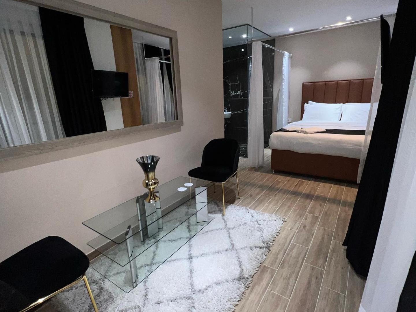 Deluxe Double Room with Balcony photo 3