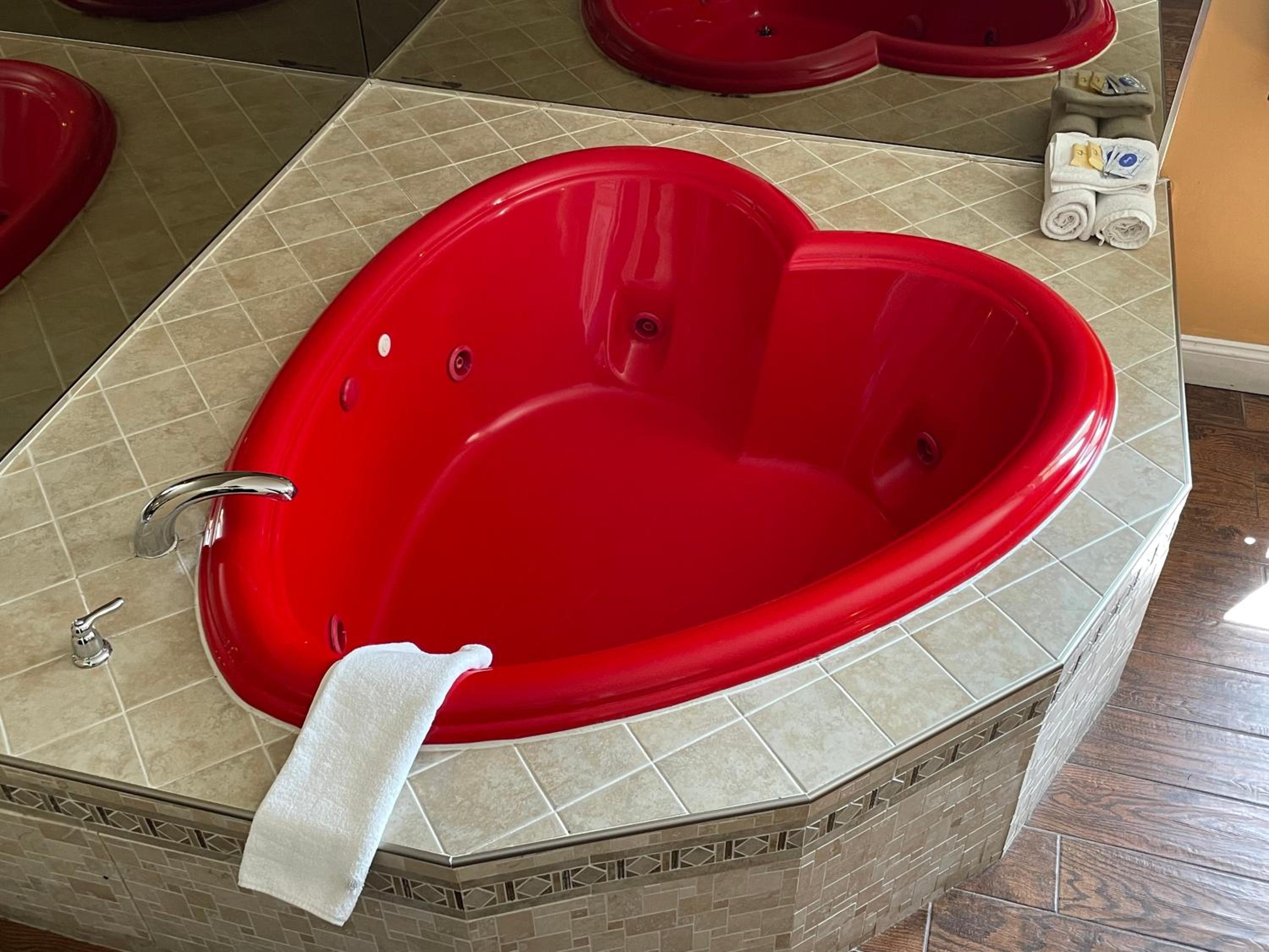 King Room with Heart Shape Jacuzzi - Photo 9