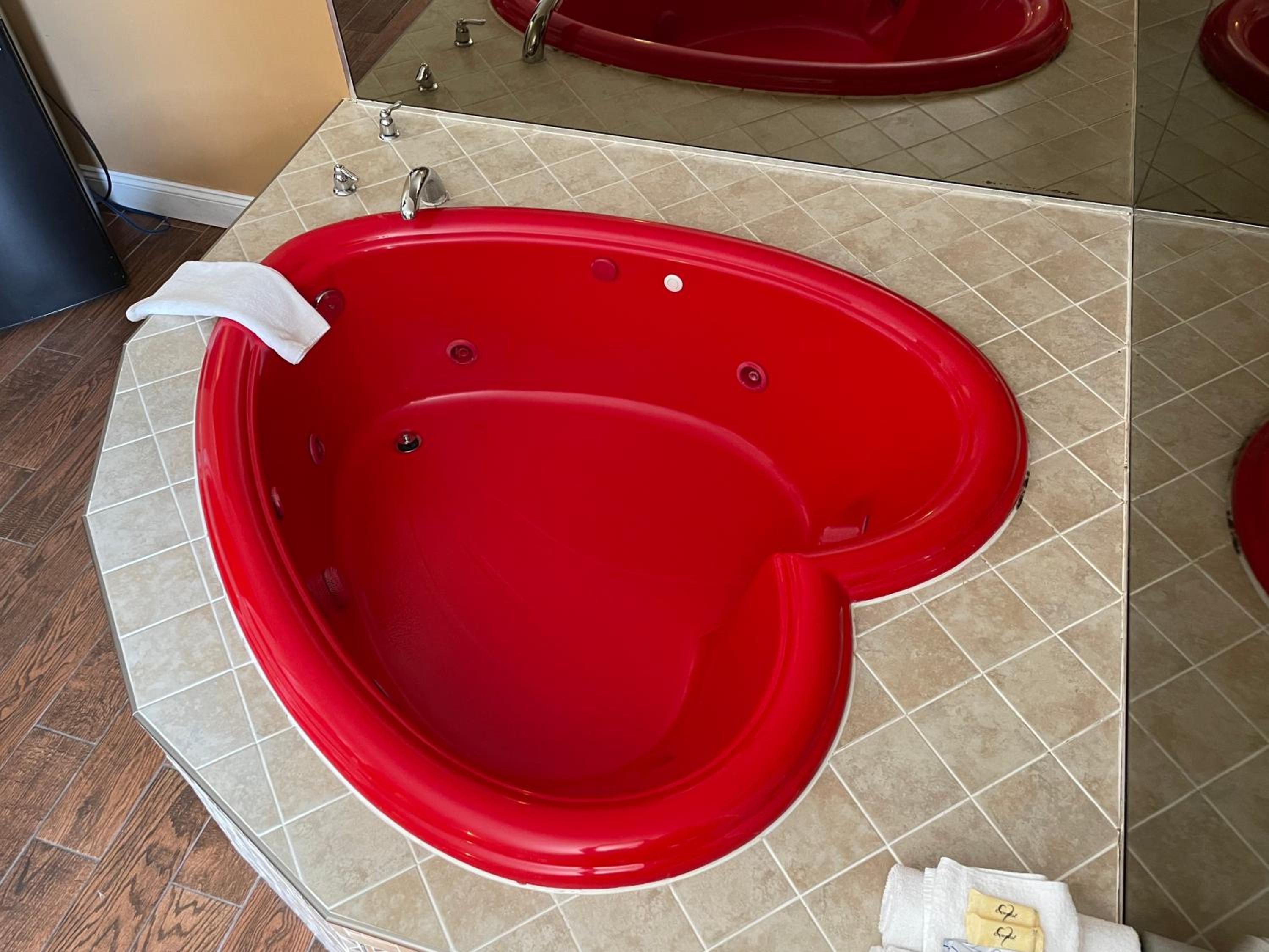 King Room with Heart Shape Jacuzzi - Photo 5