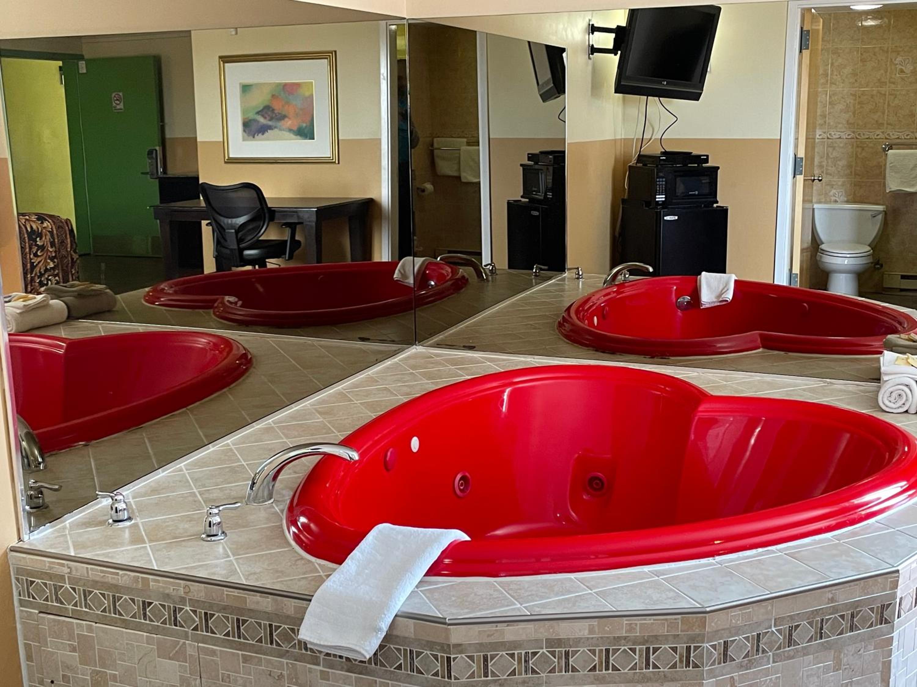 King Room with Heart Shape Jacuzzi - Photo 8