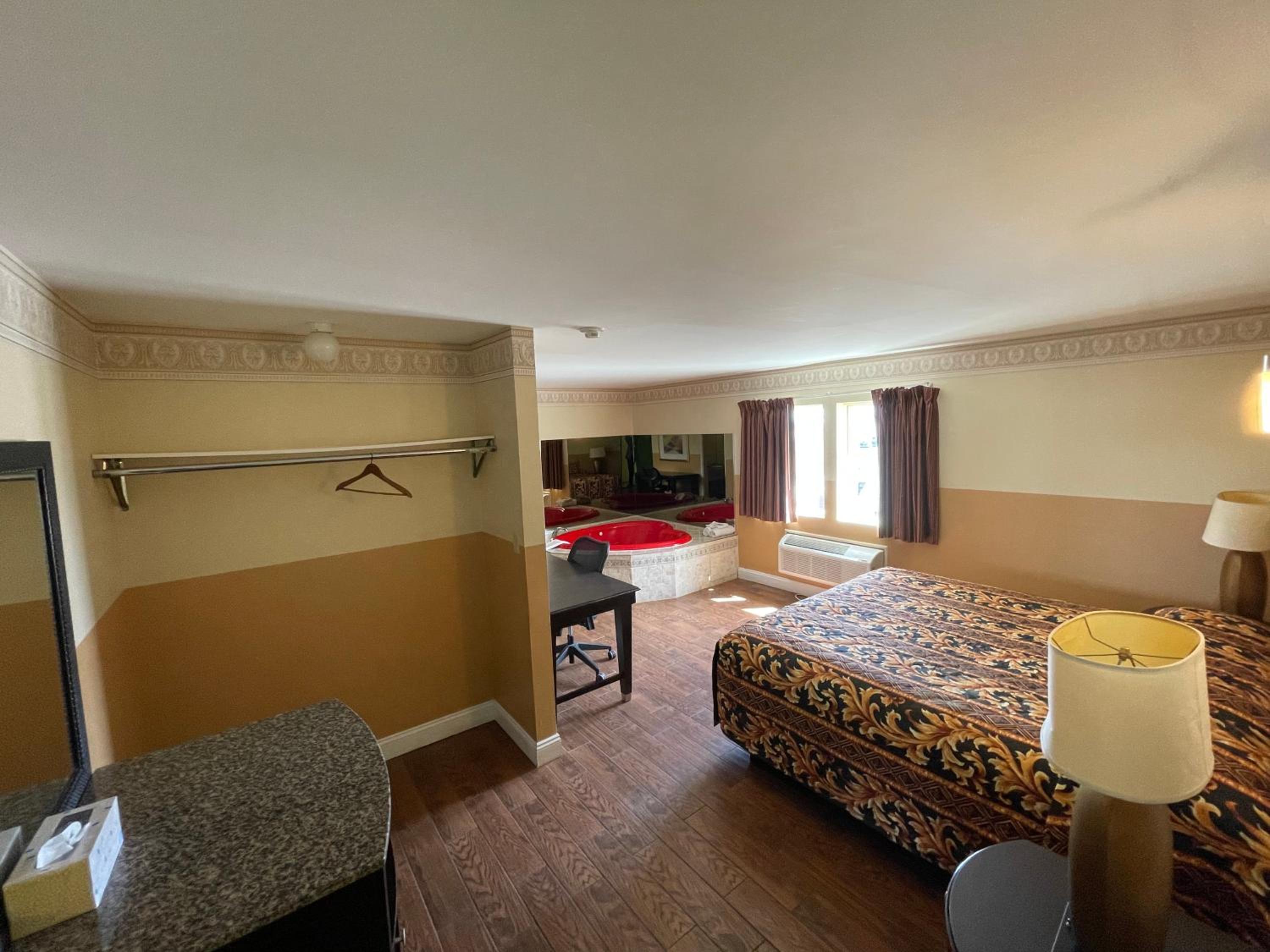 King Room with Heart Shape Jacuzzi - Photo 3