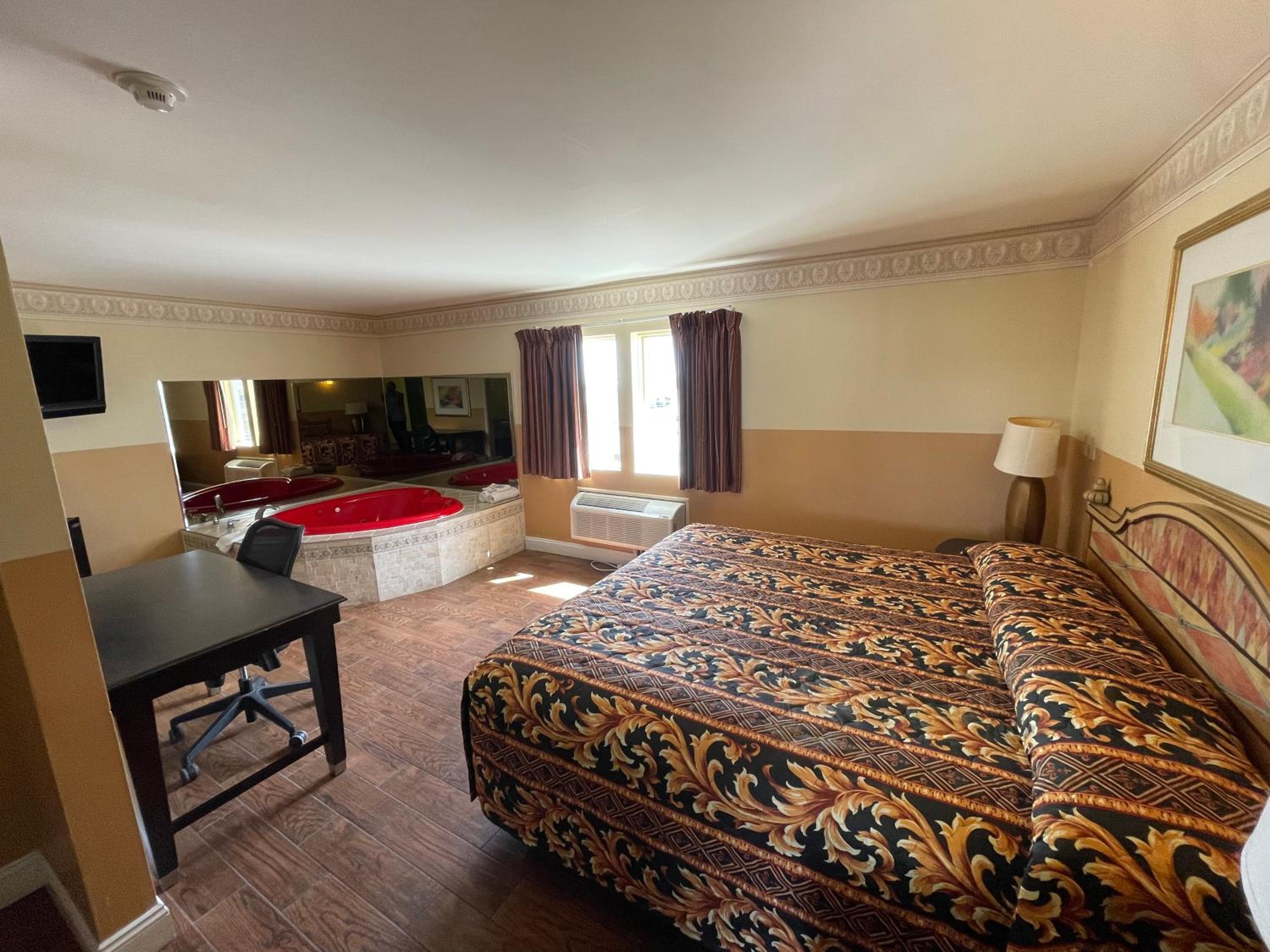 King Room with Heart Shape Jacuzzi - Photo 2