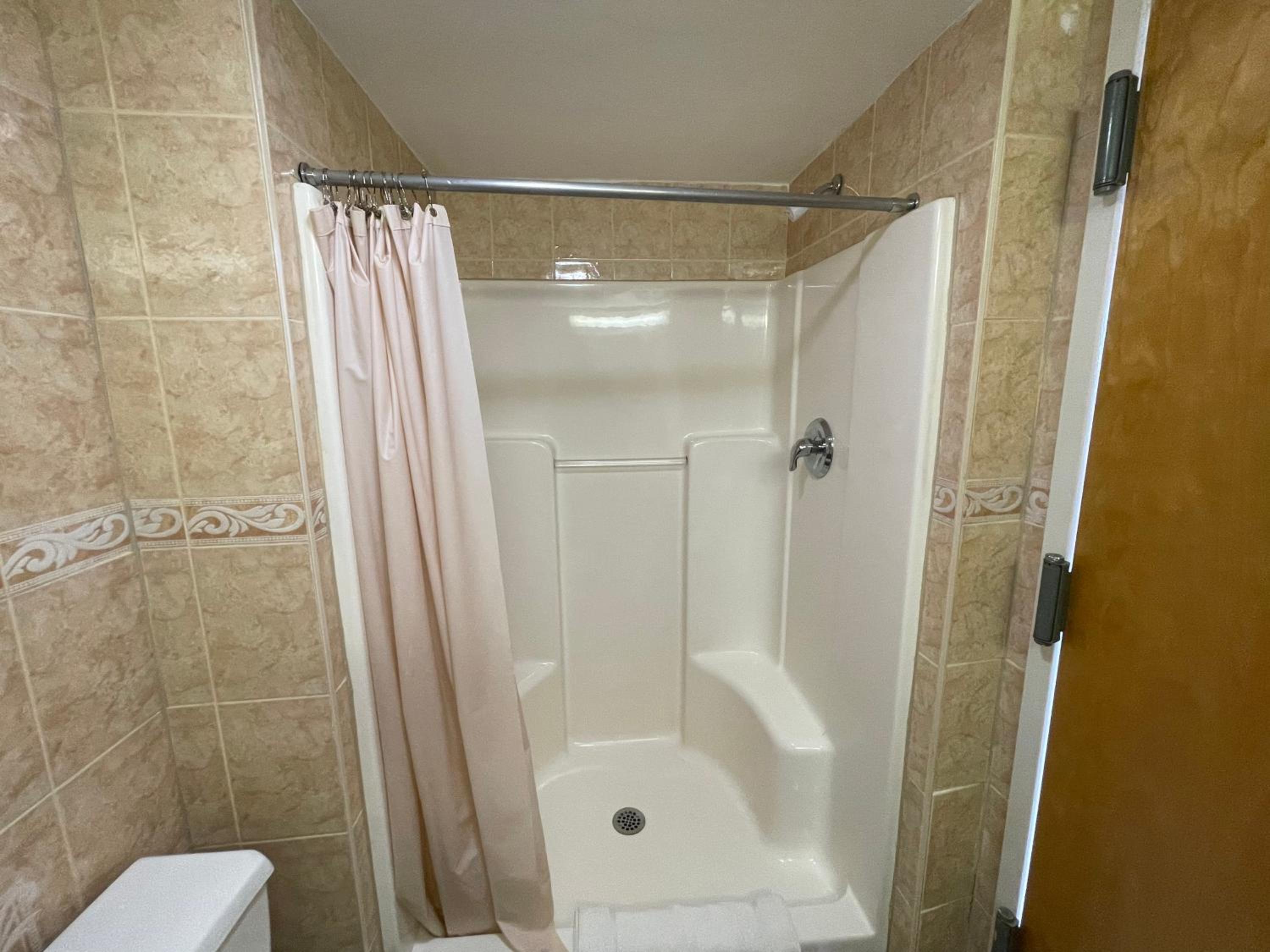 King Room with Heart Shape Jacuzzi - Photo 4