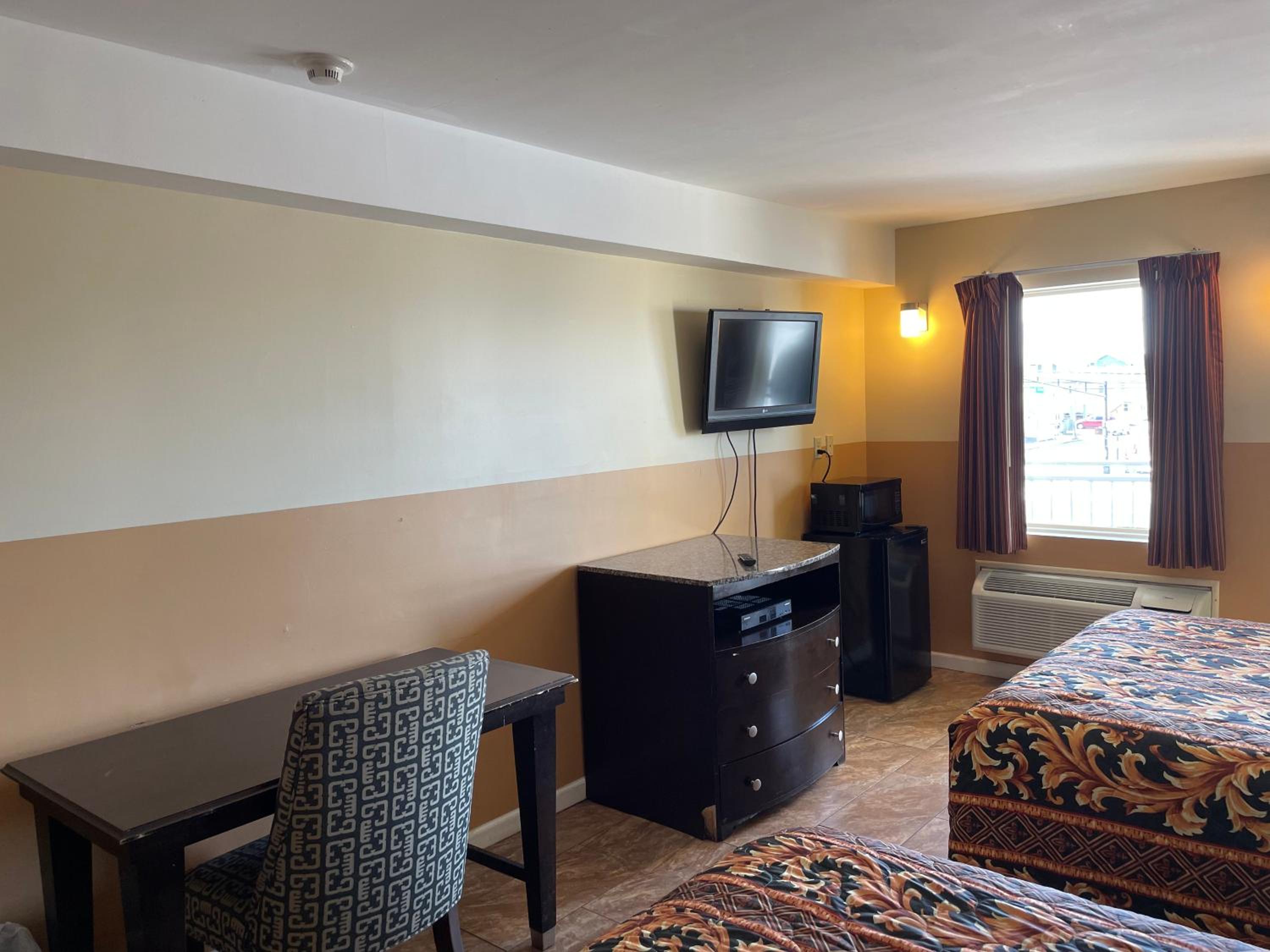 Queen Room with Three Queen Beds - Photo 3