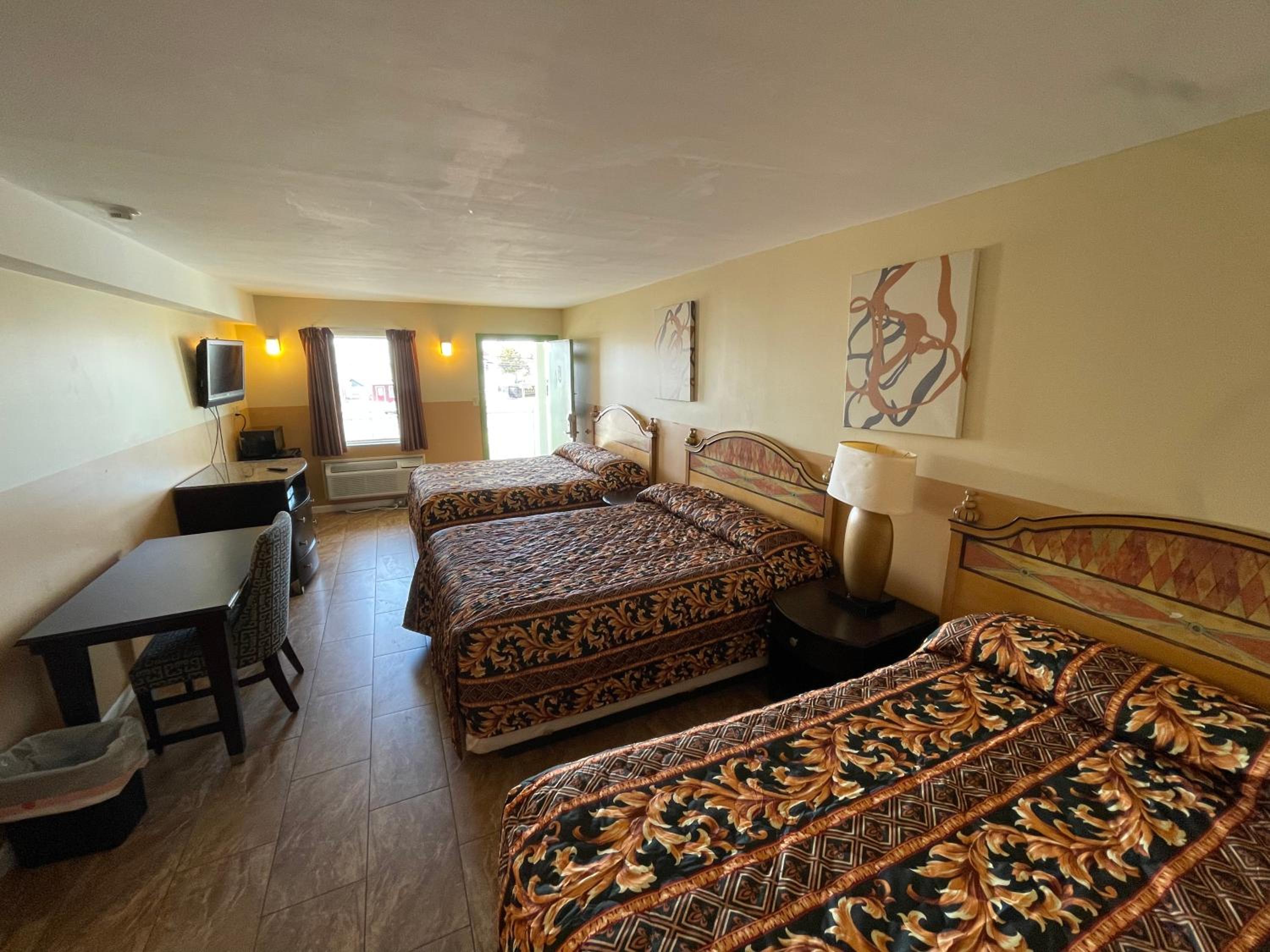 Queen Room with Three Queen Beds - Photo 2