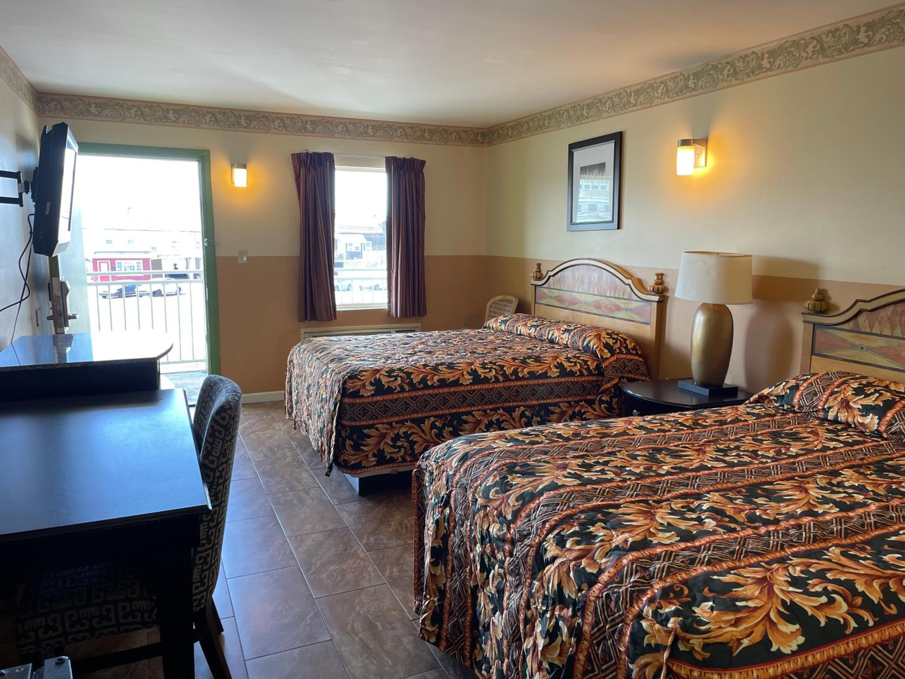 Queen Room with Two Queen Beds - Photo 2