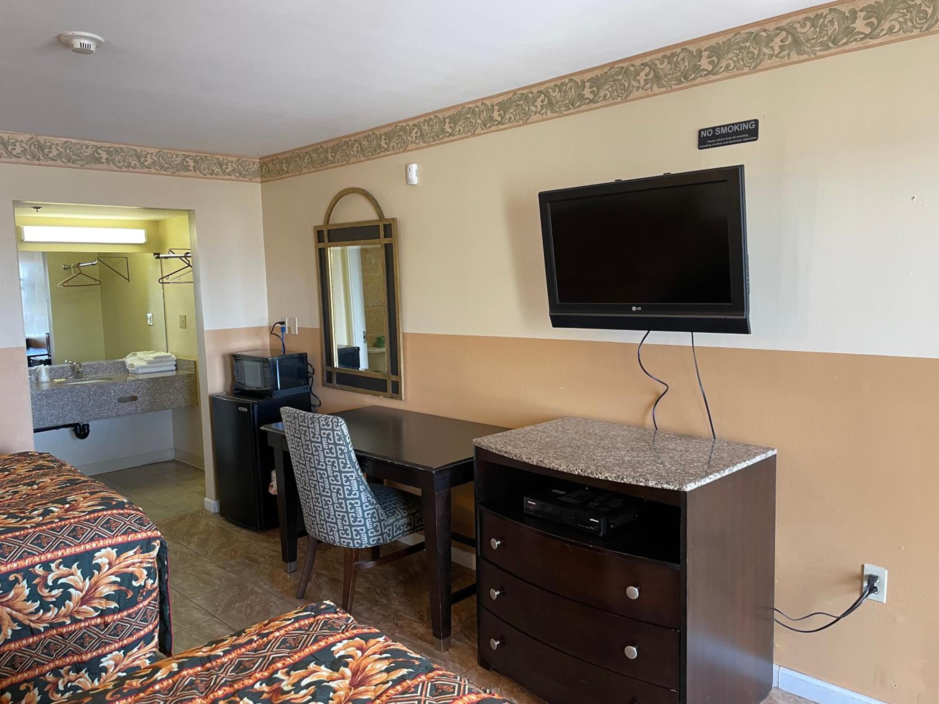 Queen Room with Two Queen Beds - Photo 3