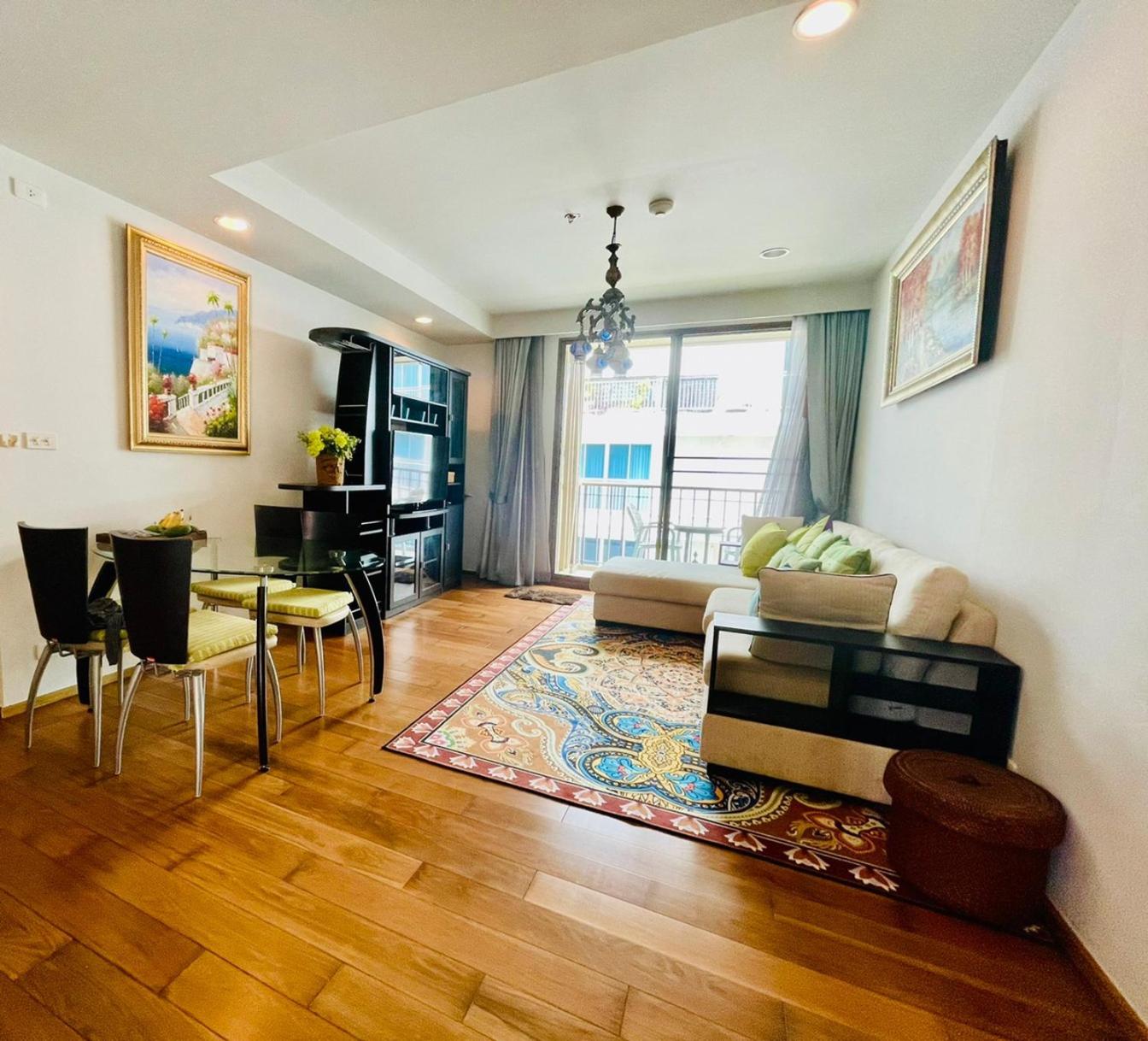 Apartment with Balcony - Photo 5