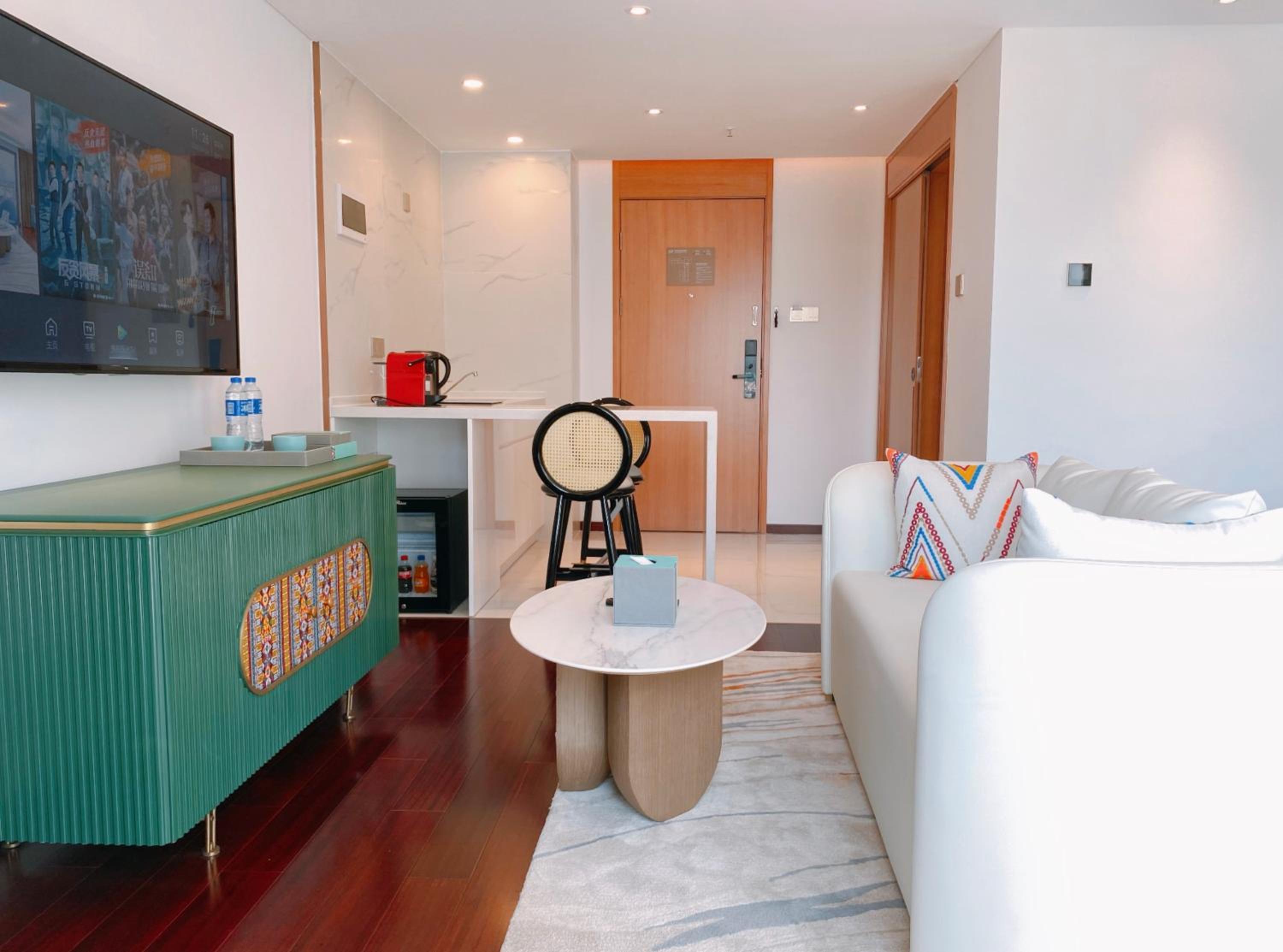 Deluxe King Room - Non-Smoking - Photo 4