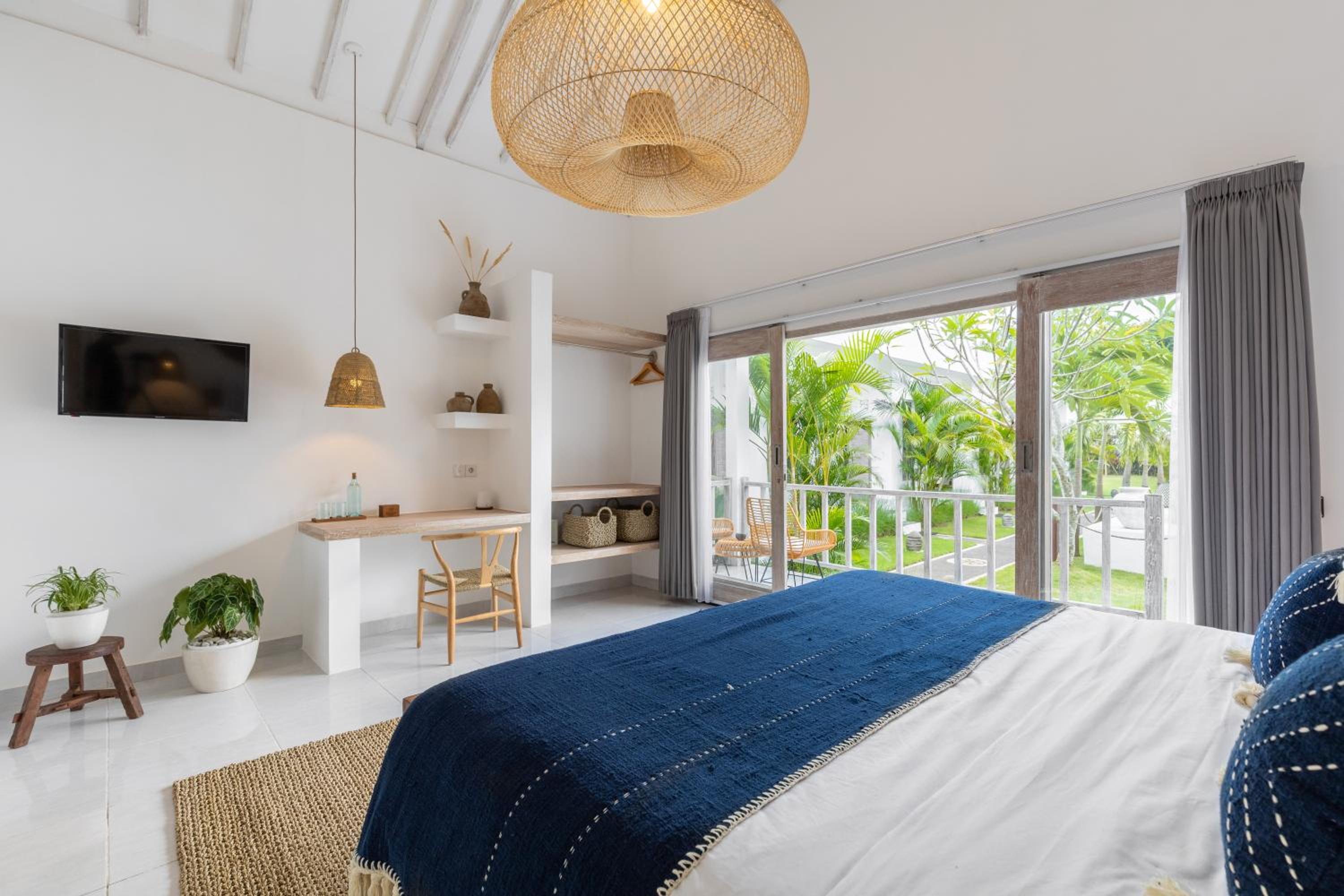 Deluxe Double Room with Balcony - Photo 4