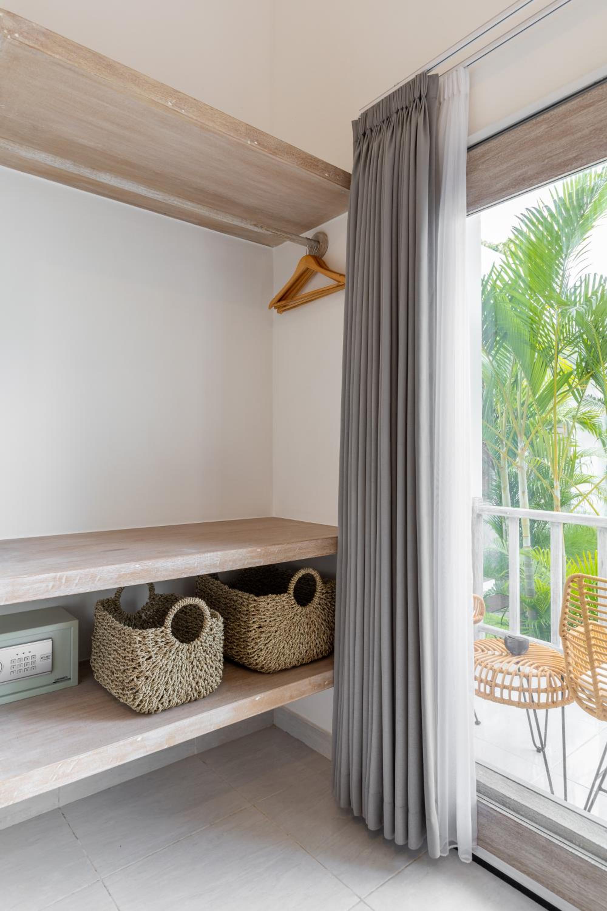 Deluxe Double Room with Balcony - Photo 17