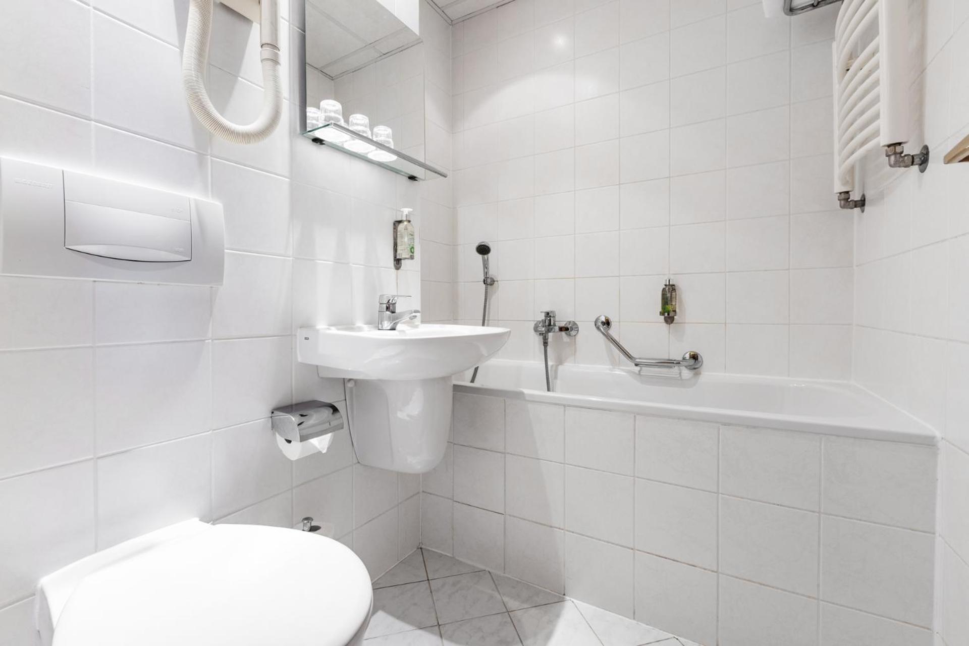 Classic Twin or Double Room - Photo 7