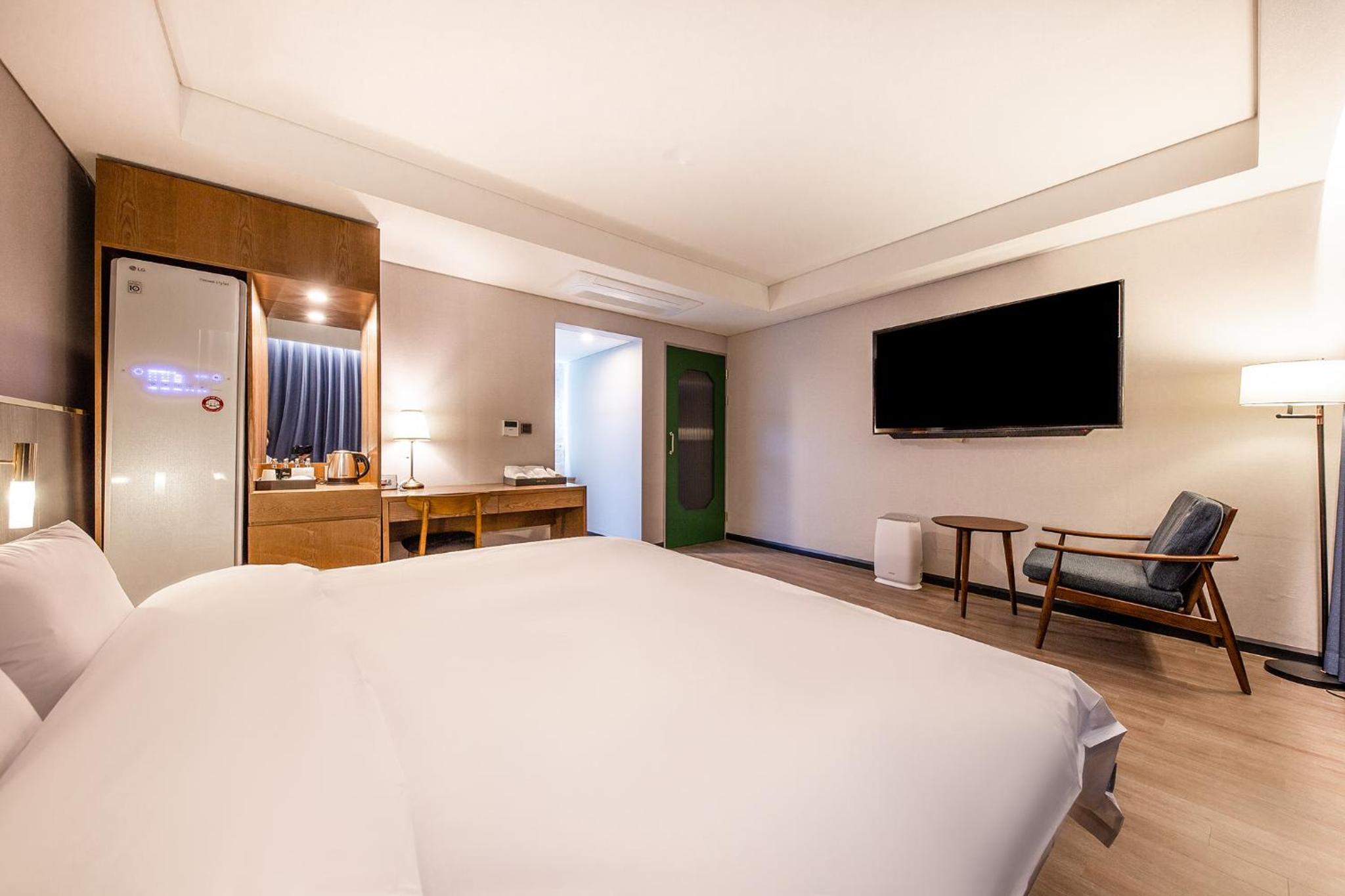 Deluxe Double Room with Bath - Photo 5
