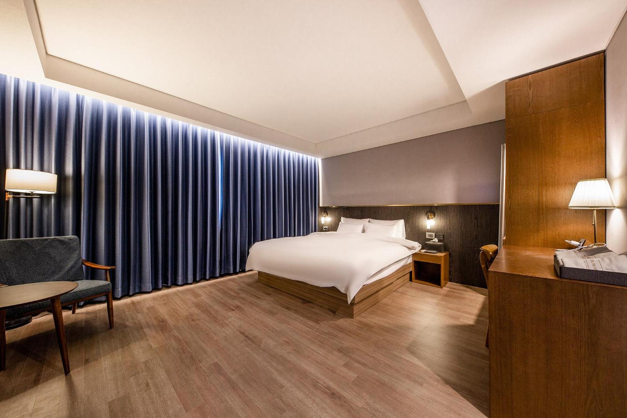 Deluxe Double Room with Bath - Photo 2