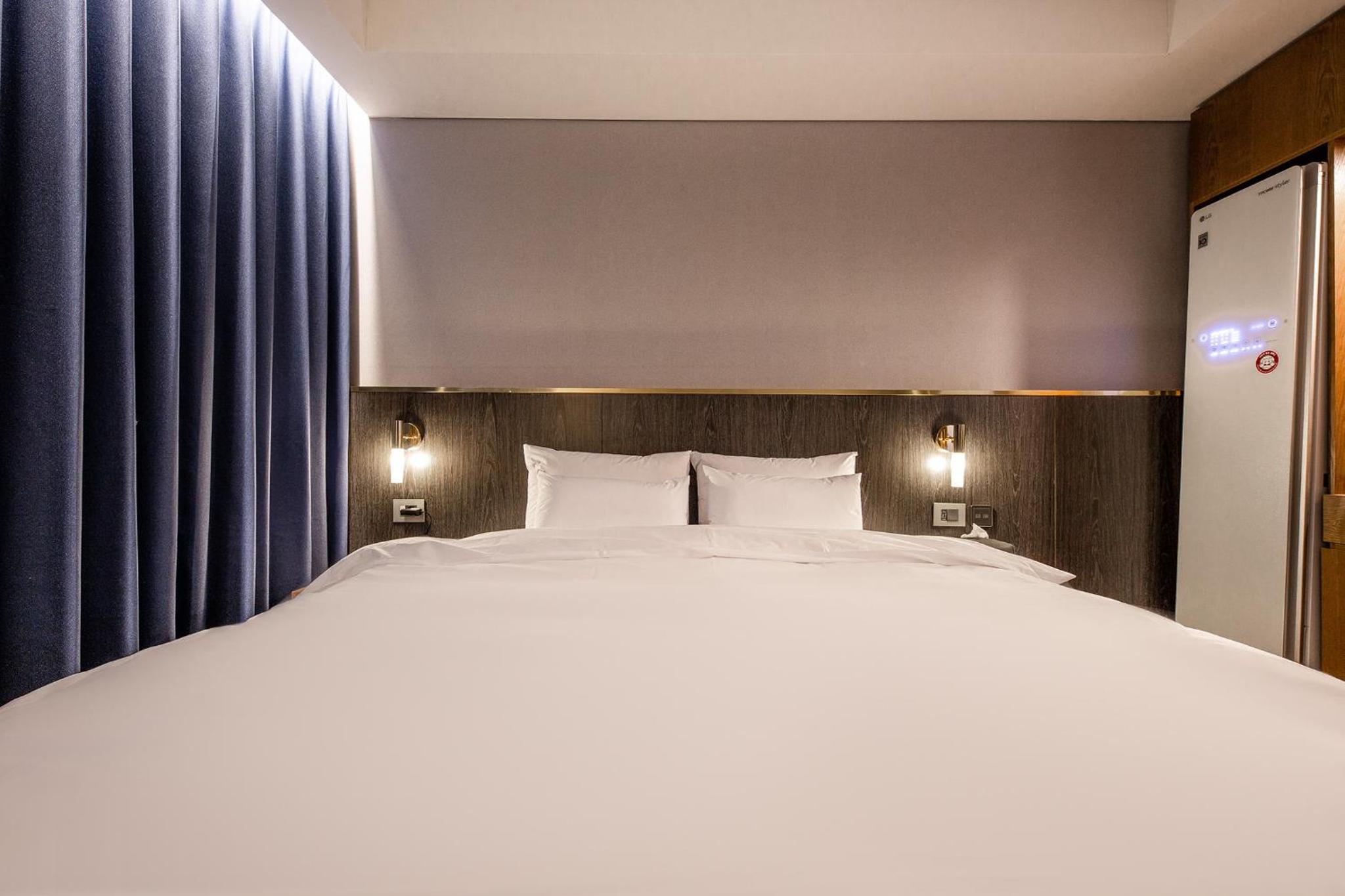 Deluxe Double Room with Bath - Photo 4