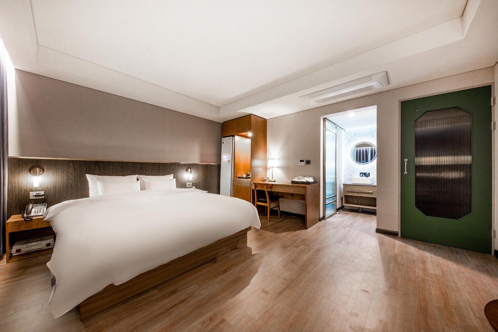 Deluxe Double Room with Bath - Photo 1