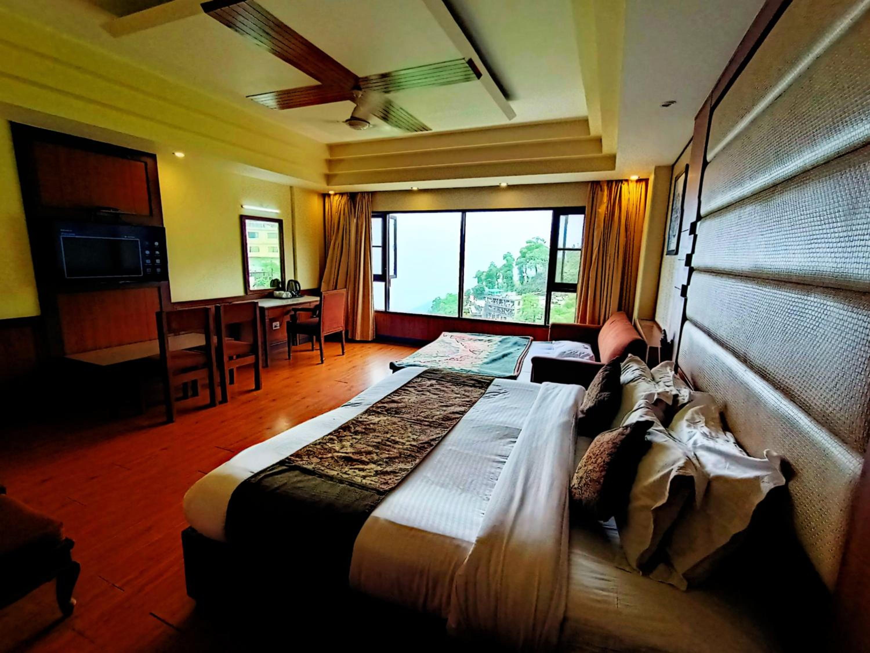 Superior Club Room