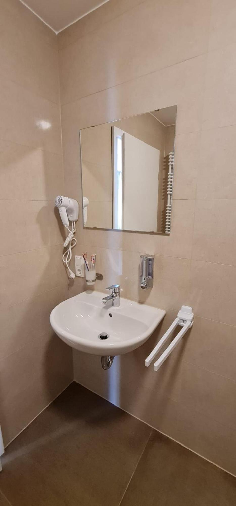 Standard Double Room - Photo 4