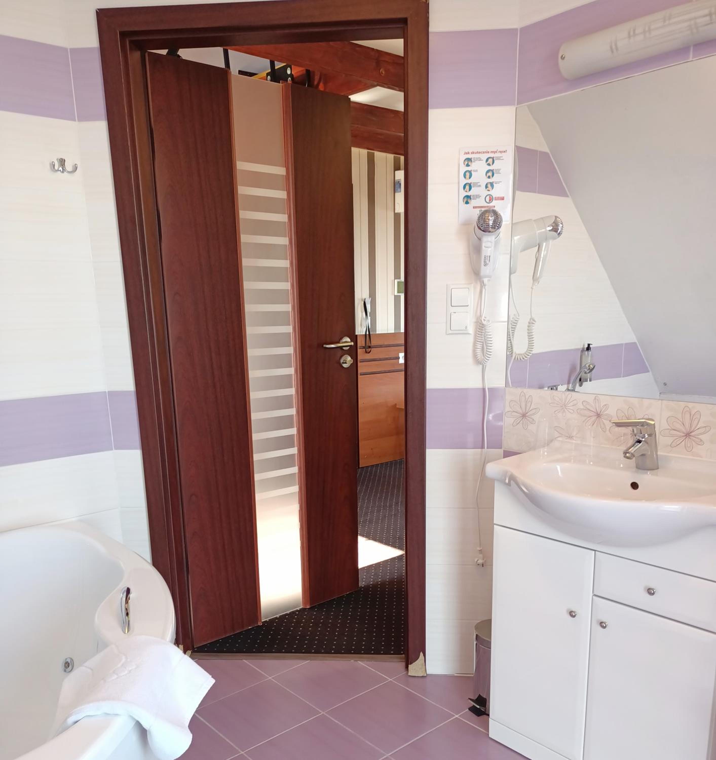 Deluxe Double Room - Photo 10