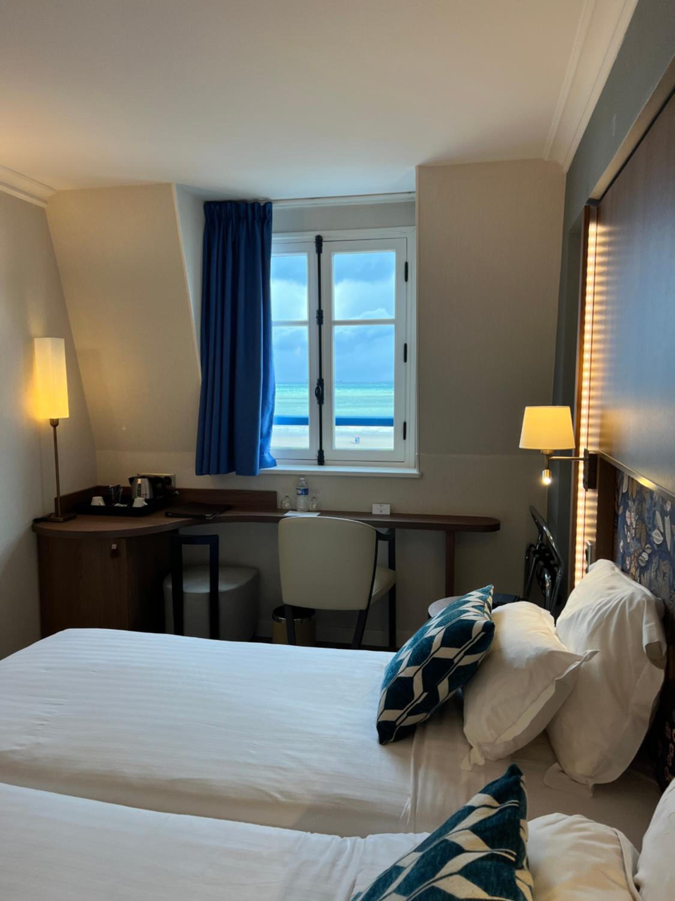 Standard Twin Room with Sea View - Photo 3