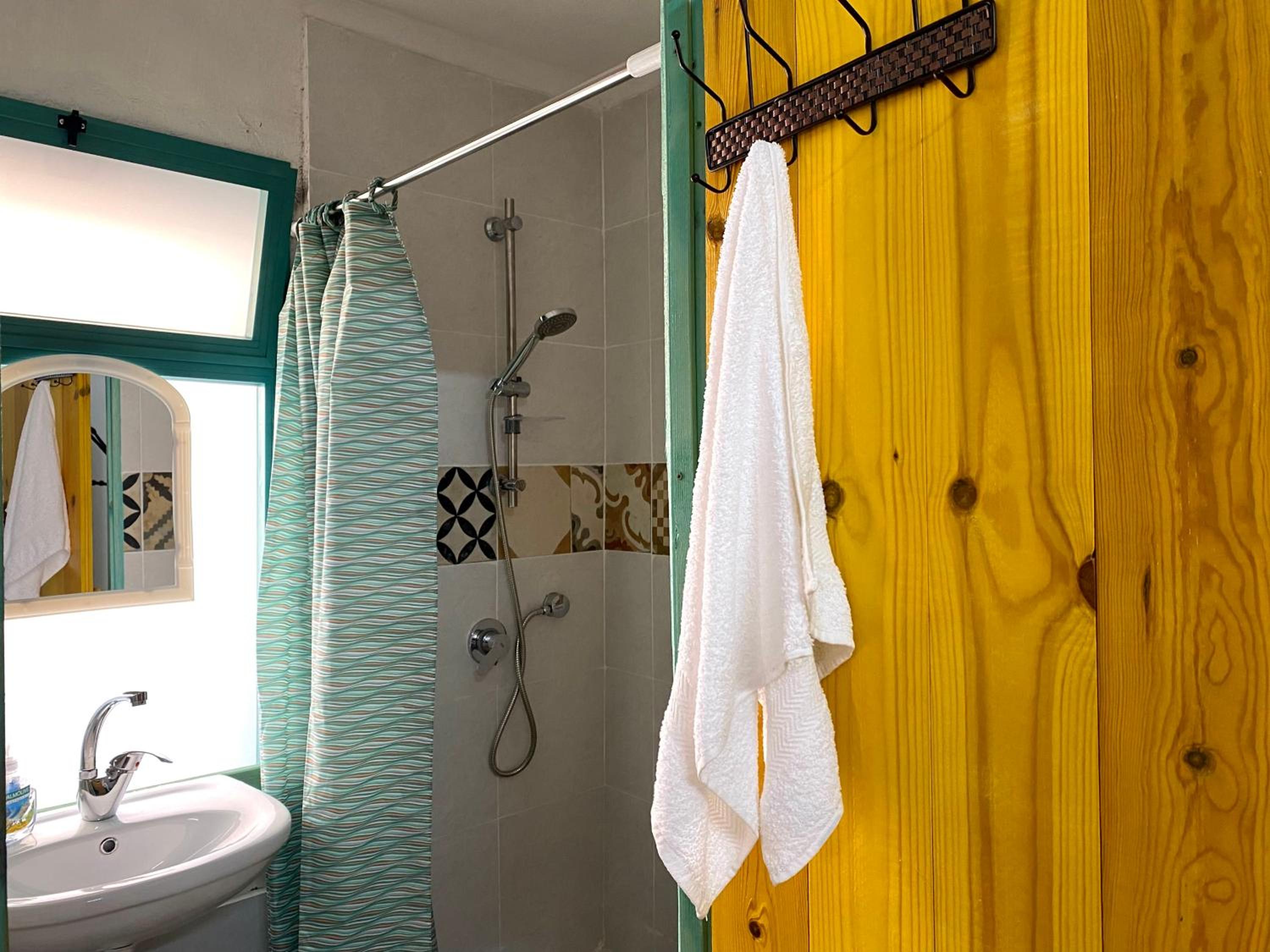 Quadruple Room with Bathroom - Photo 3
