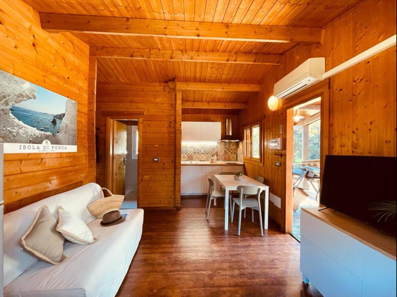 Superior Bungalow photo 1
