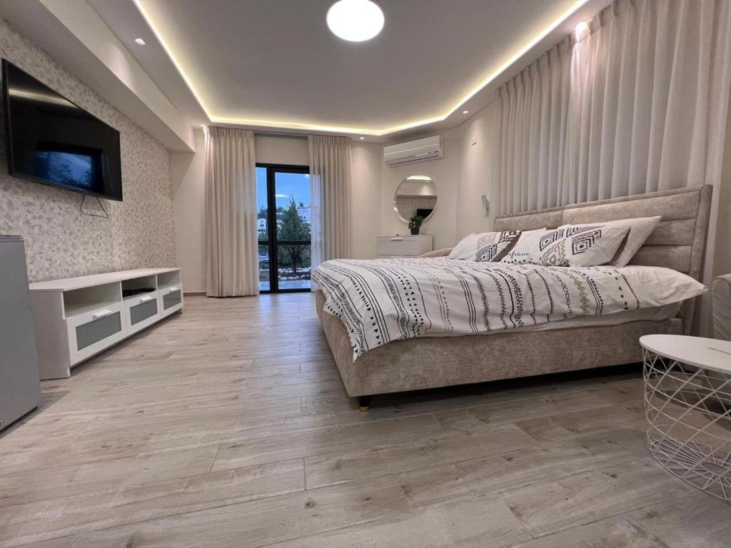 Deluxe Double Room with Balcony - Photo 18