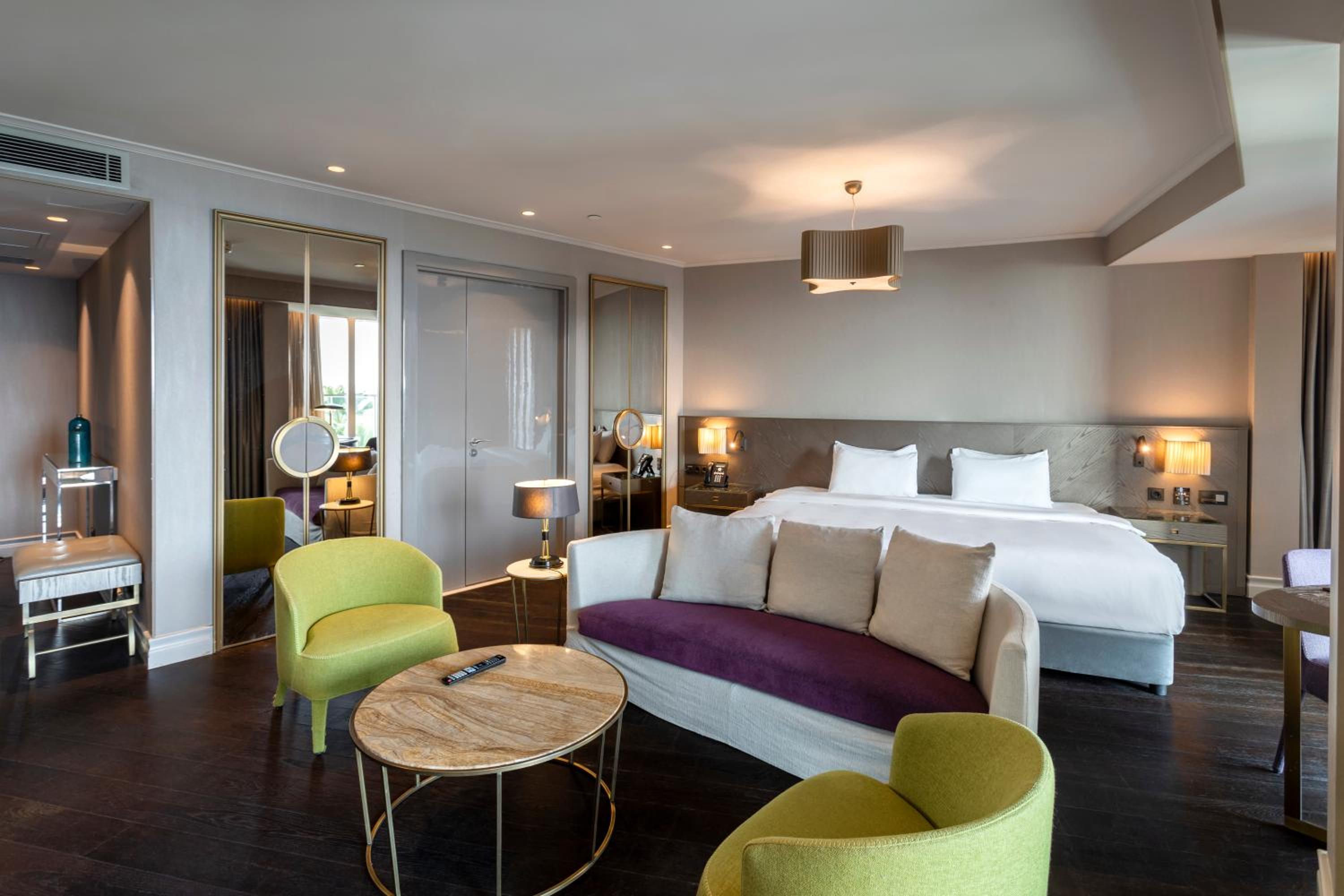 Junior Suite with Balcony and Sea View - Photo 8