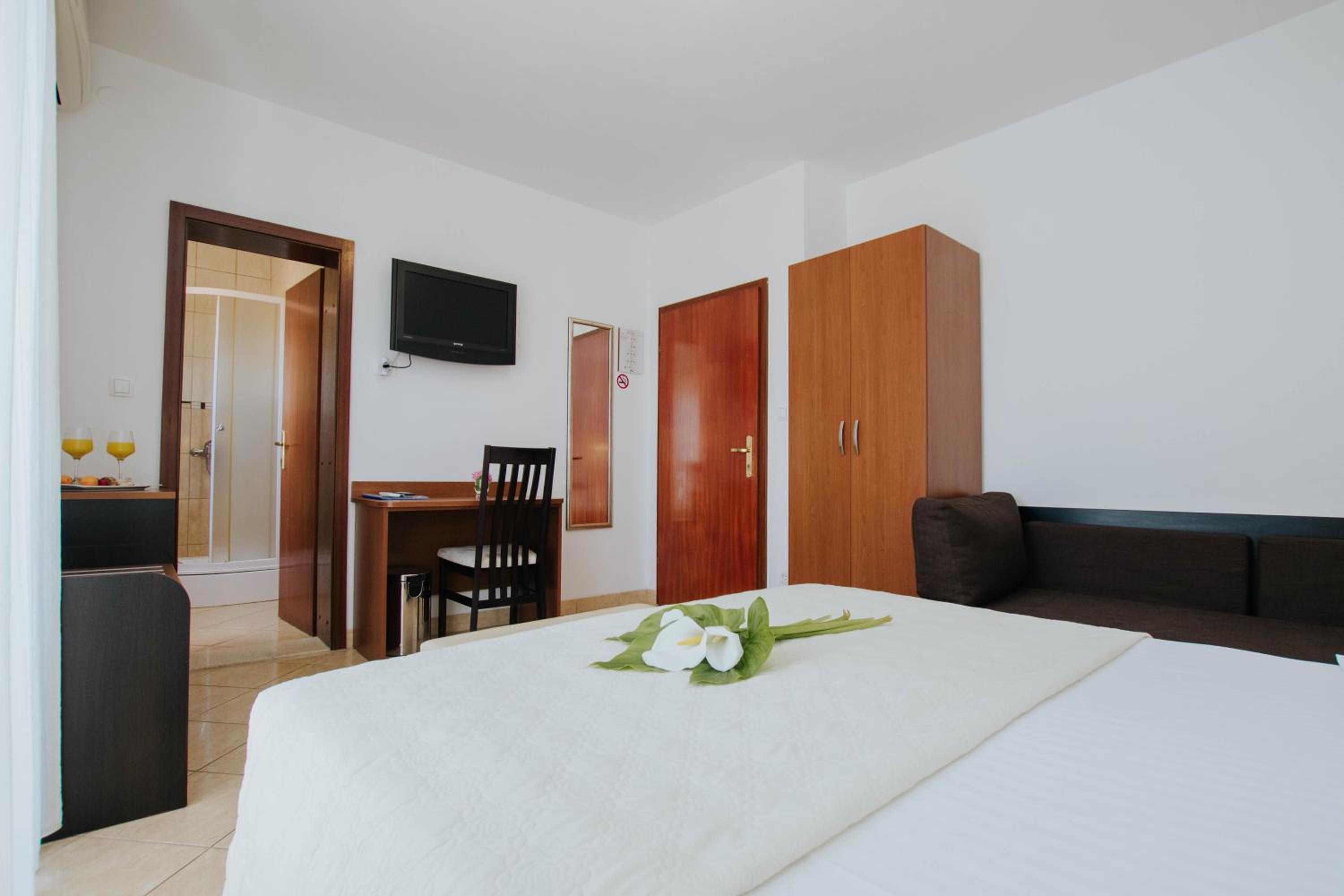 Triple Room with Balcony and Sea View - Photo 4