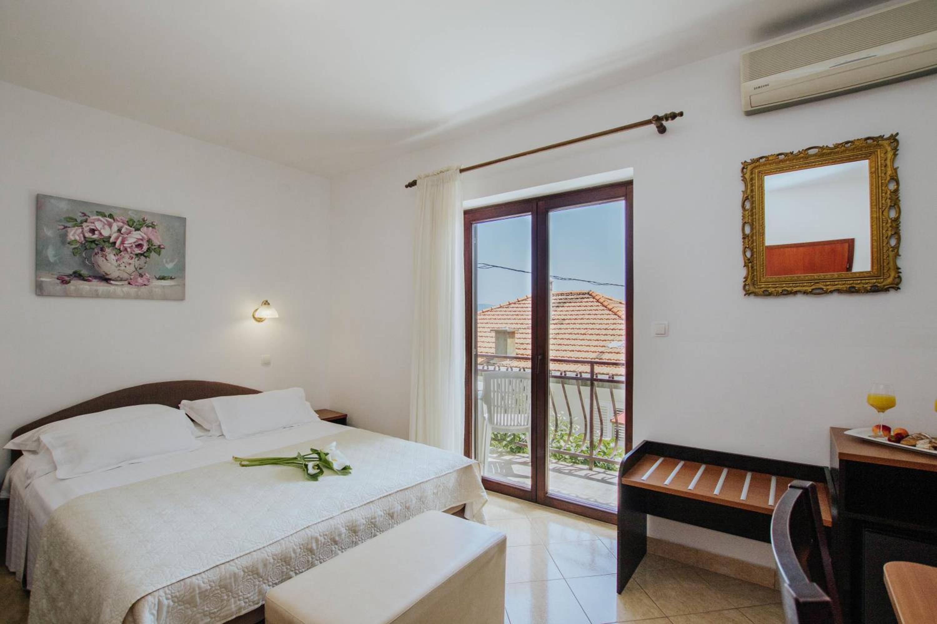 Triple Room with Balcony and Sea View - Photo 7