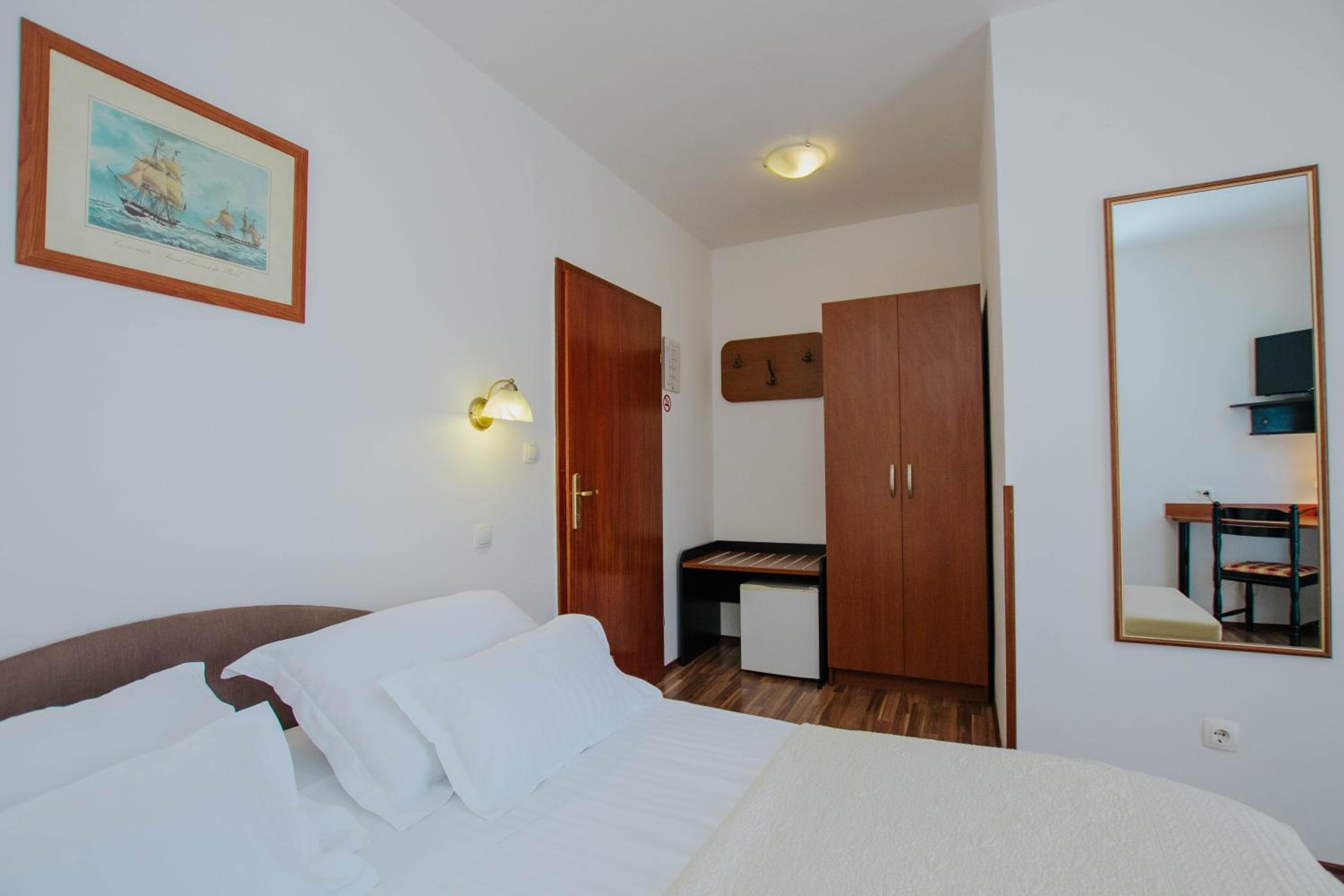 Standard Double or Twin Room with Balcony - Photo 7