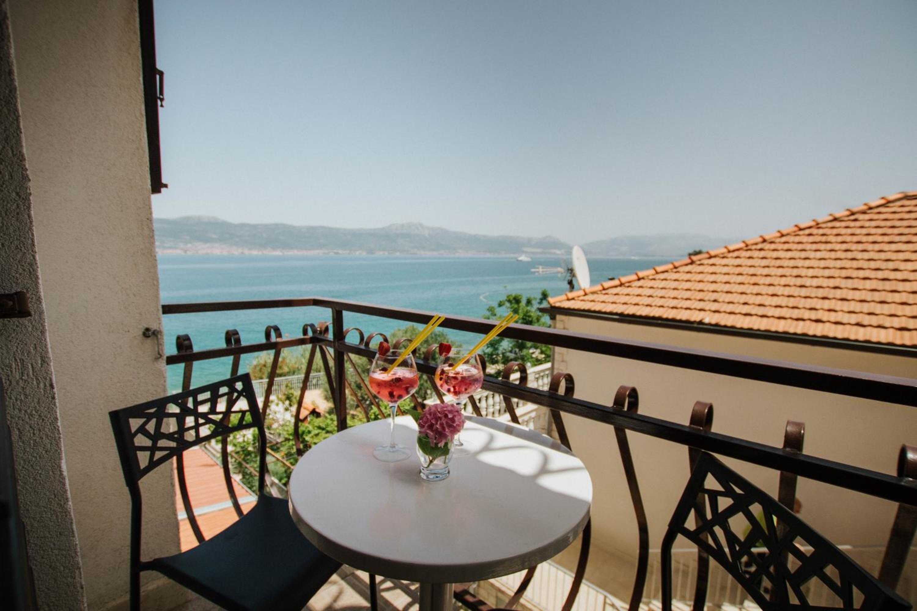 Standard Double or Twin Room with Balcony - Photo 4