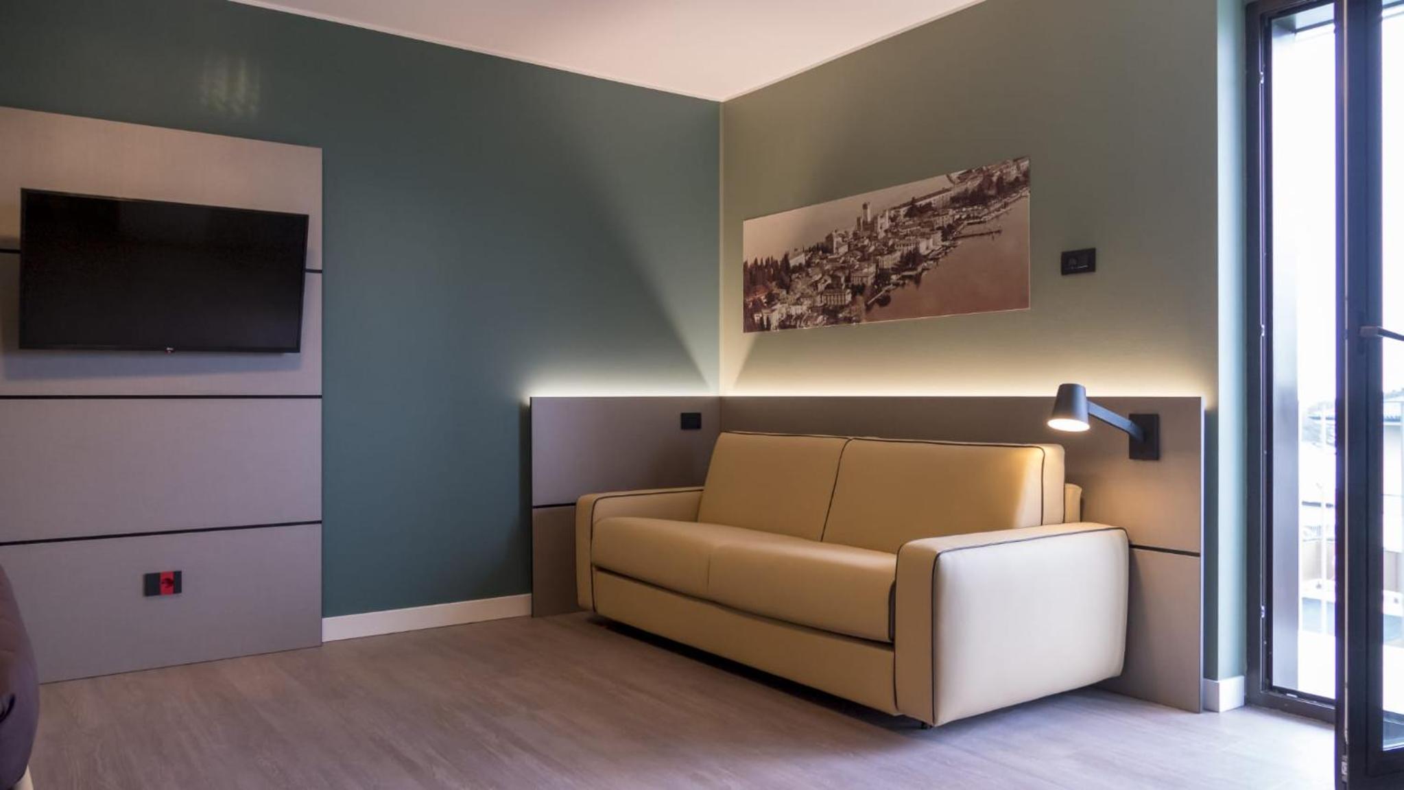 Superior Double Room With Balcony and Partial Lake View - Photo 10