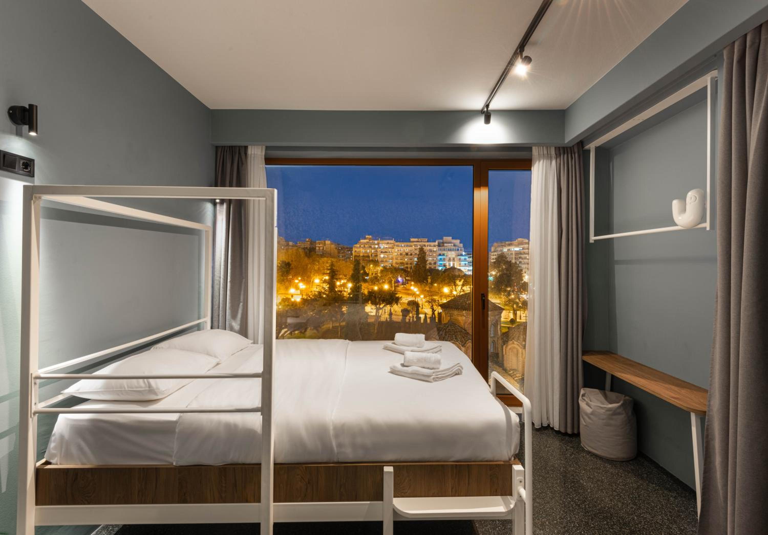 Corner Room with Panoramic View - Photo 6