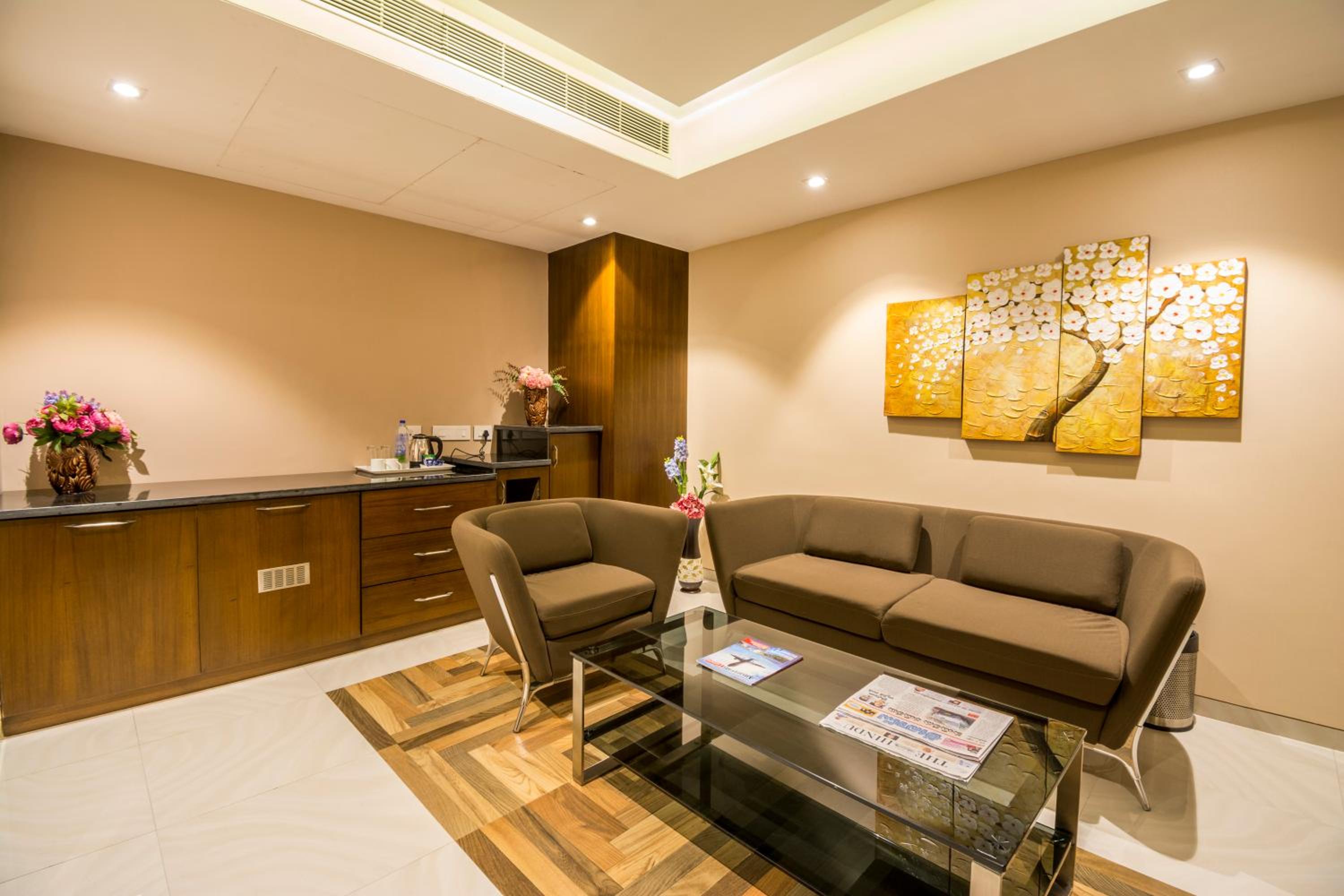 Suite - Photo 1