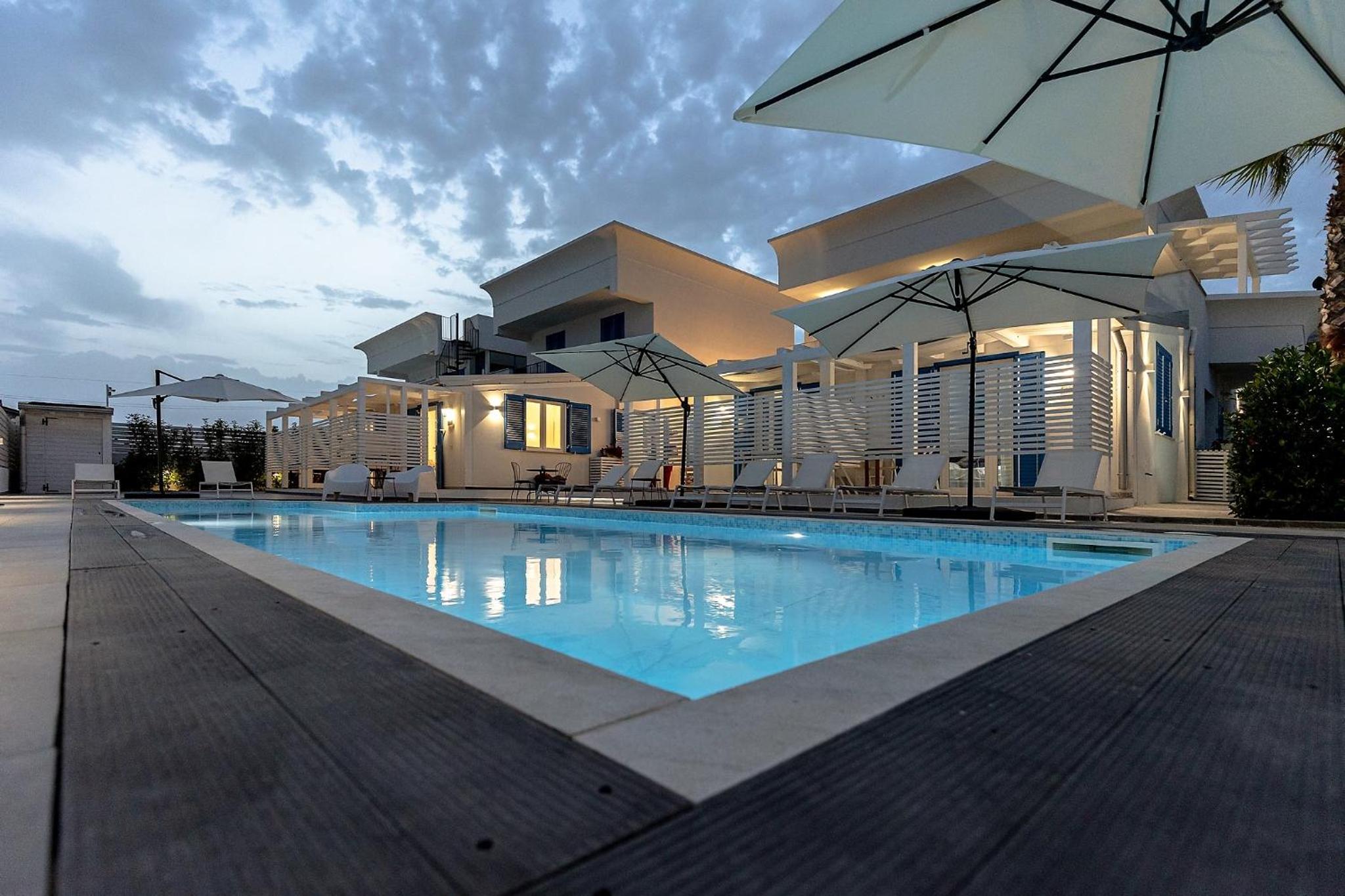 King Room with Pool View - Photo 7