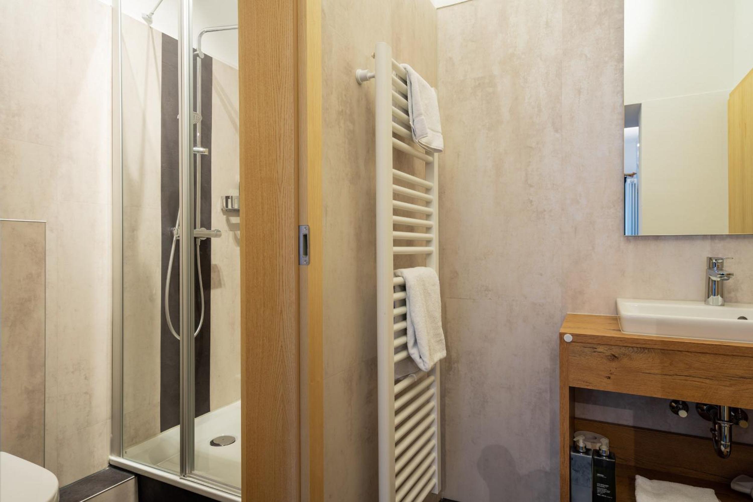 Standard Double Room - Photo 10